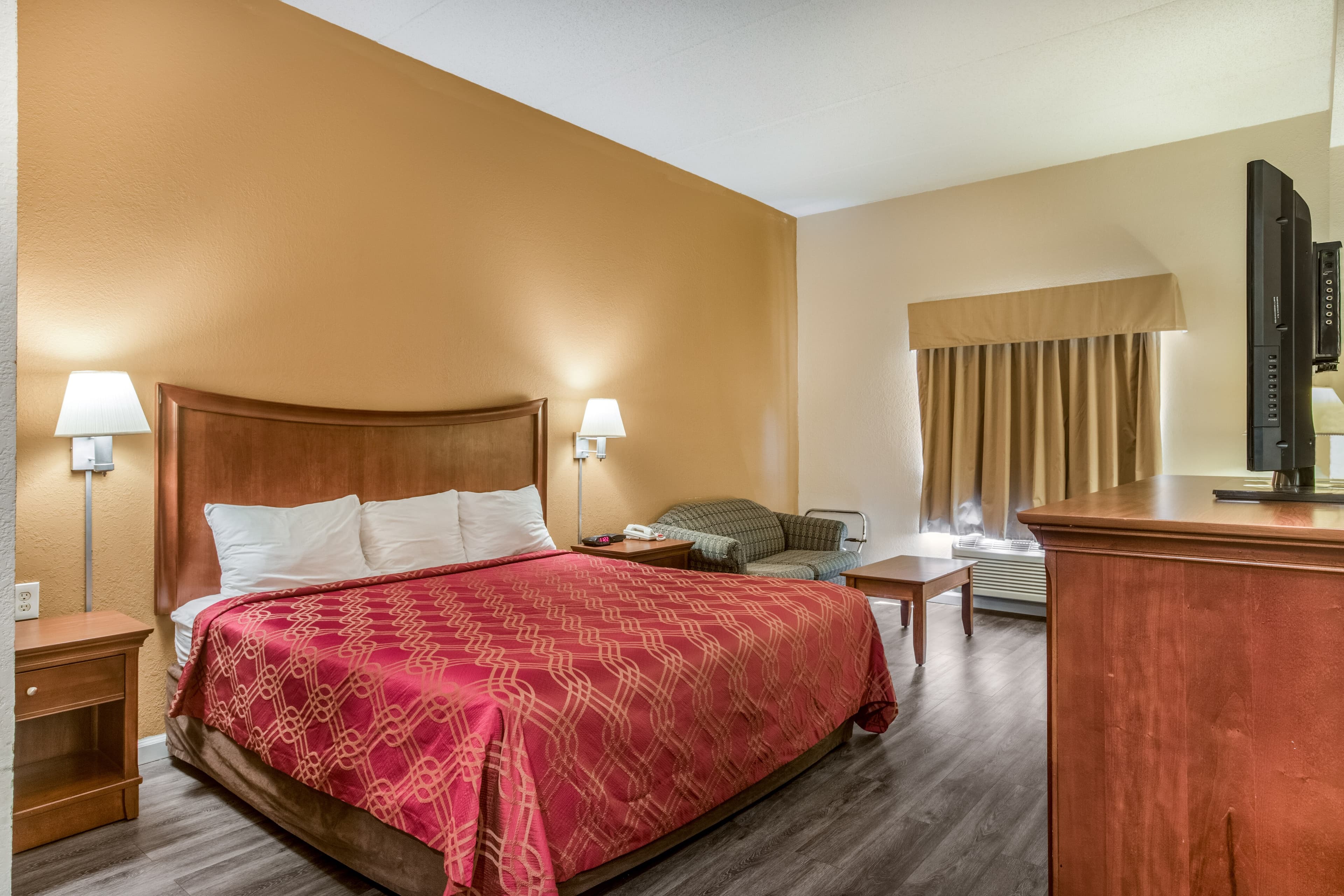 Econo Lodge Inn & Suites Marietta near Dobbins ARB — 8