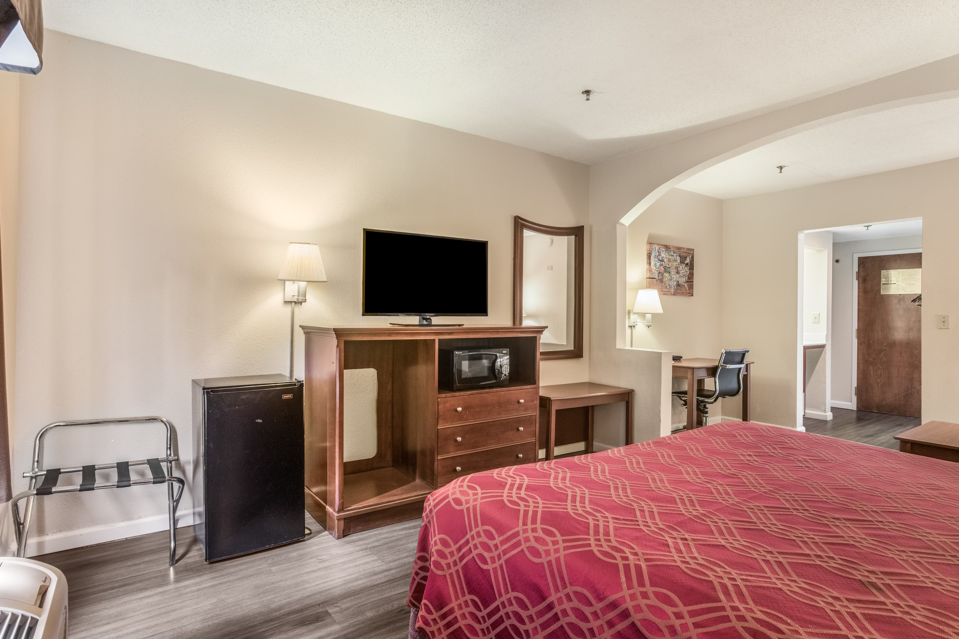 Econo Lodge Inn & Suites Marietta near Dobbins ARB - Image 3
