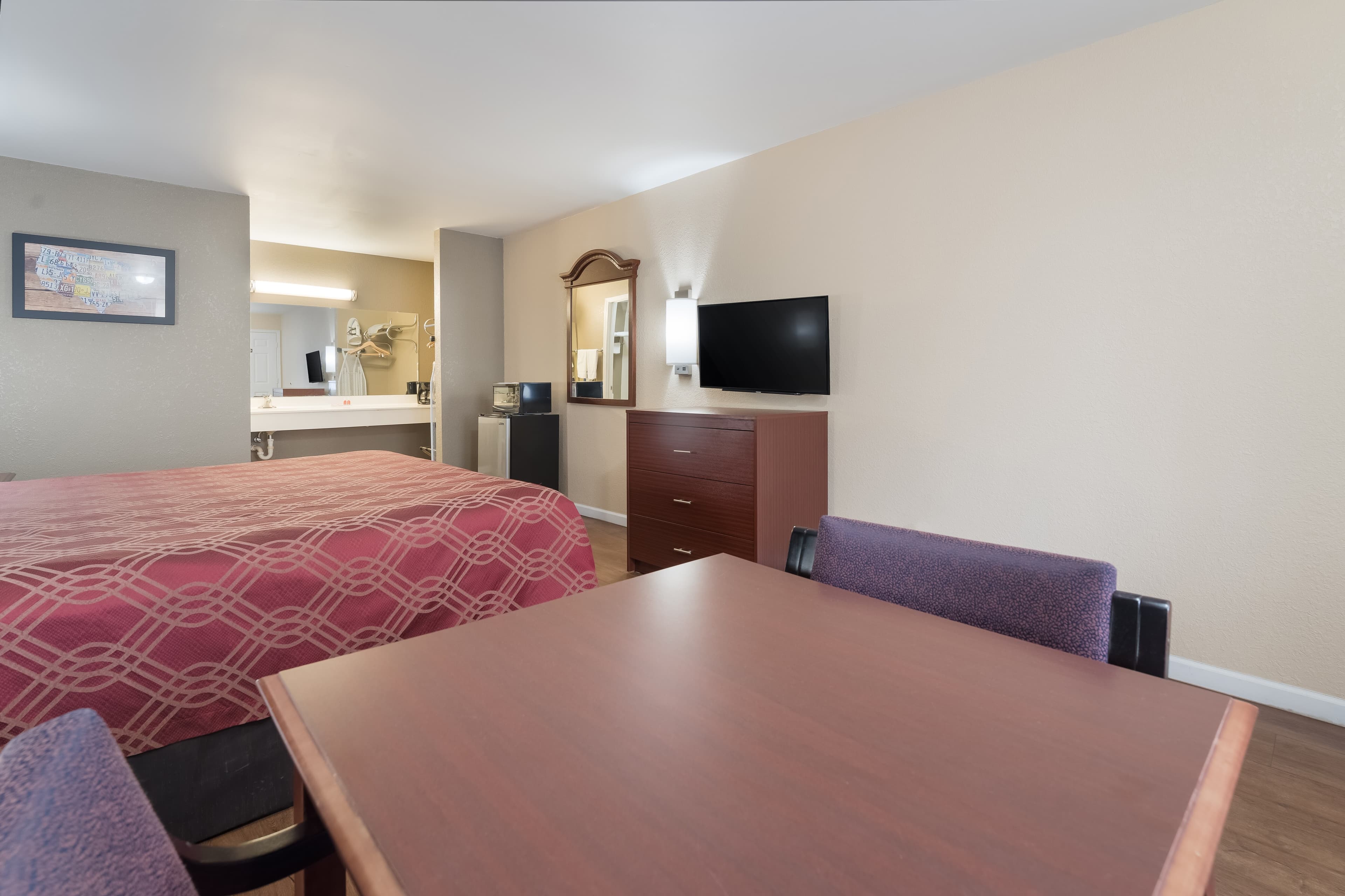 Econo Lodge Thomaston — 8