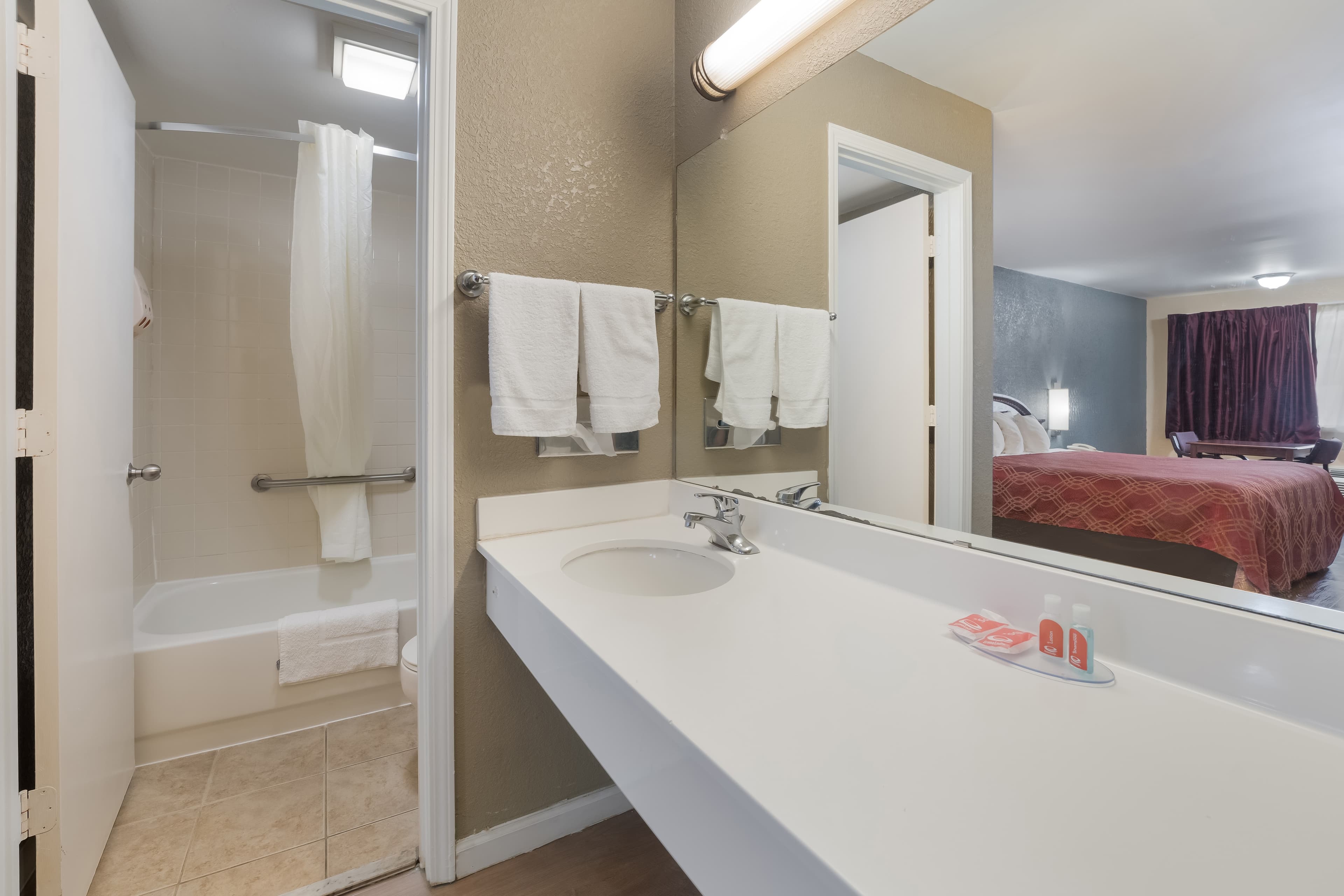 Econo Lodge Thomaston - Image 4
