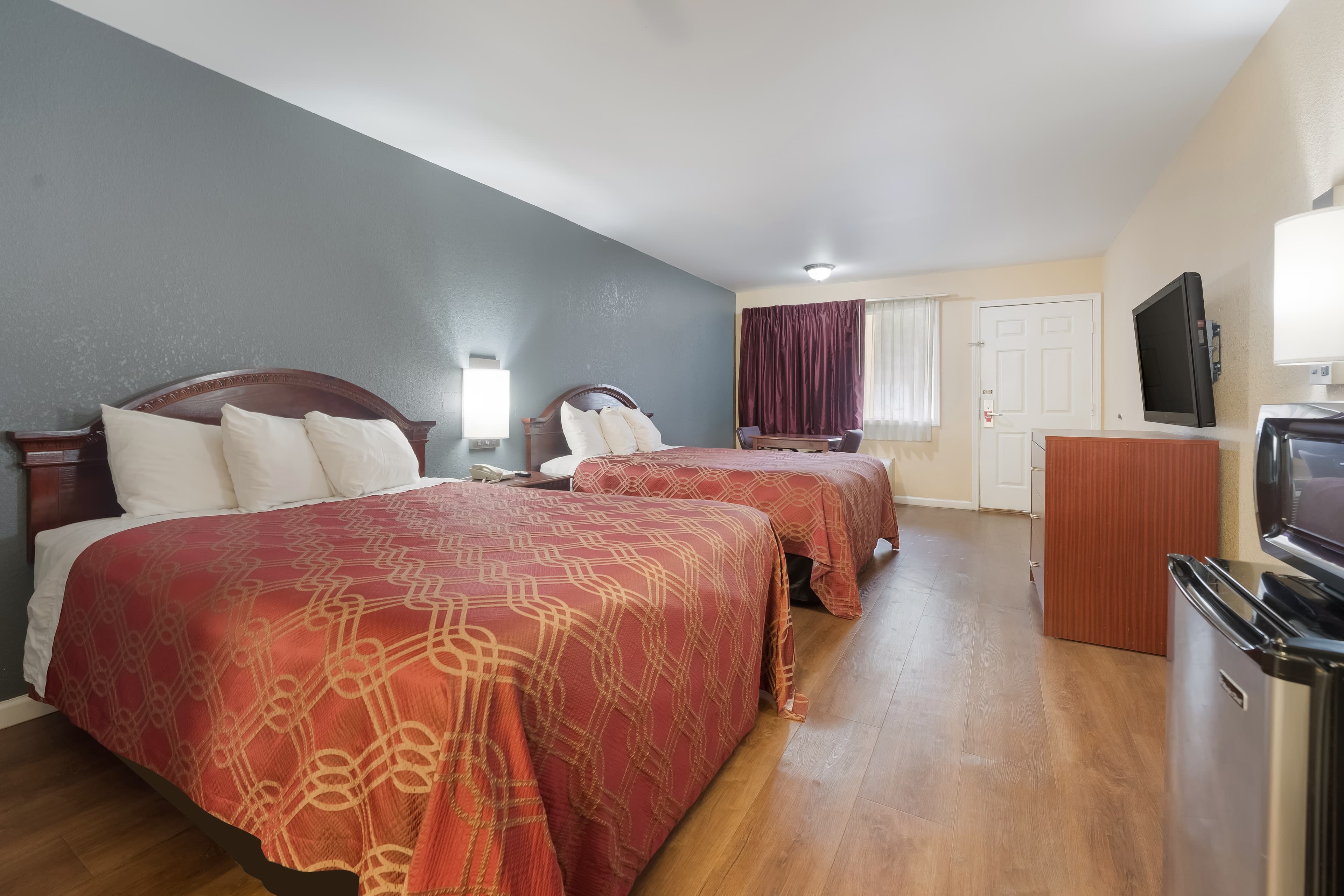 Econo Lodge Thomaston — 11