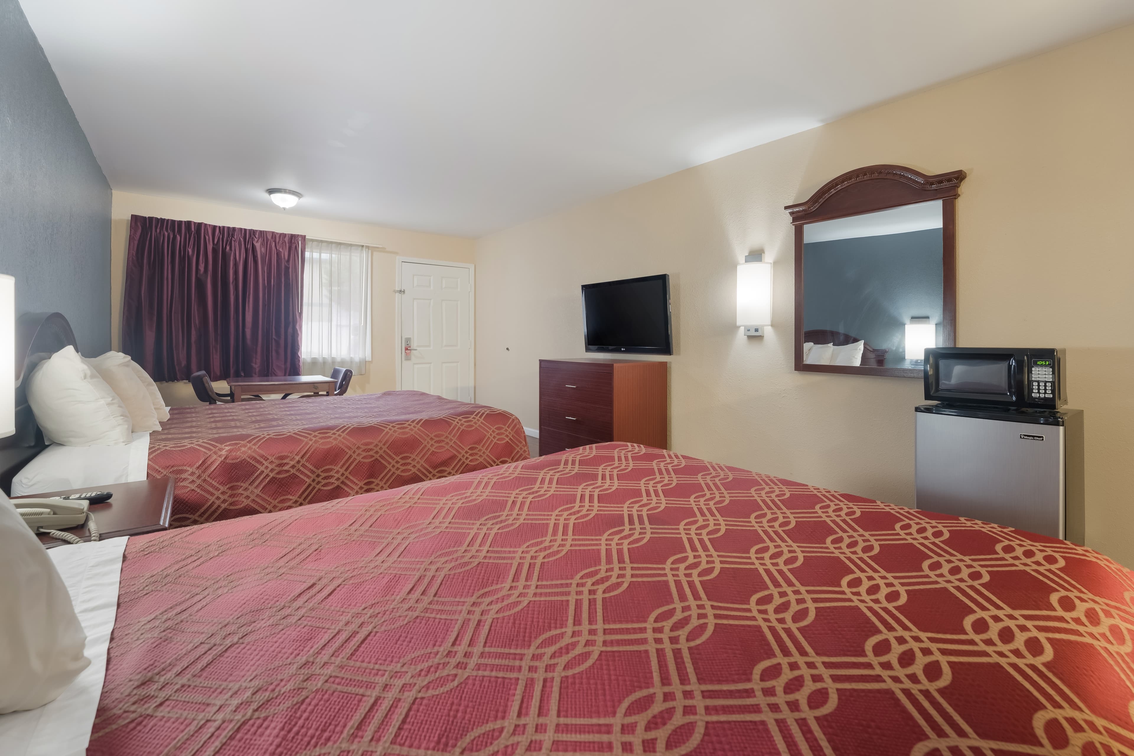 Econo Lodge Thomaston — 12