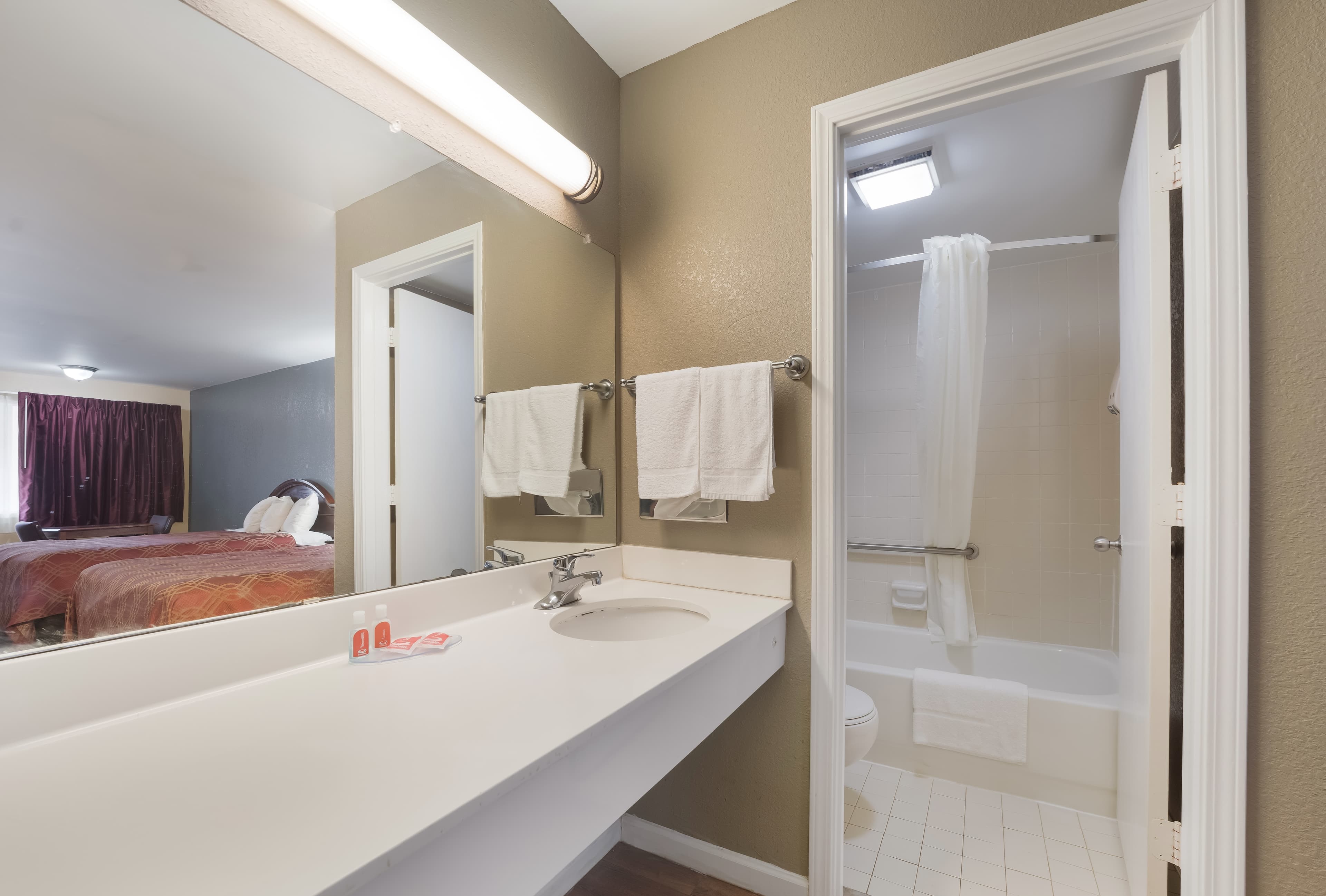 Econo Lodge Thomaston — 14