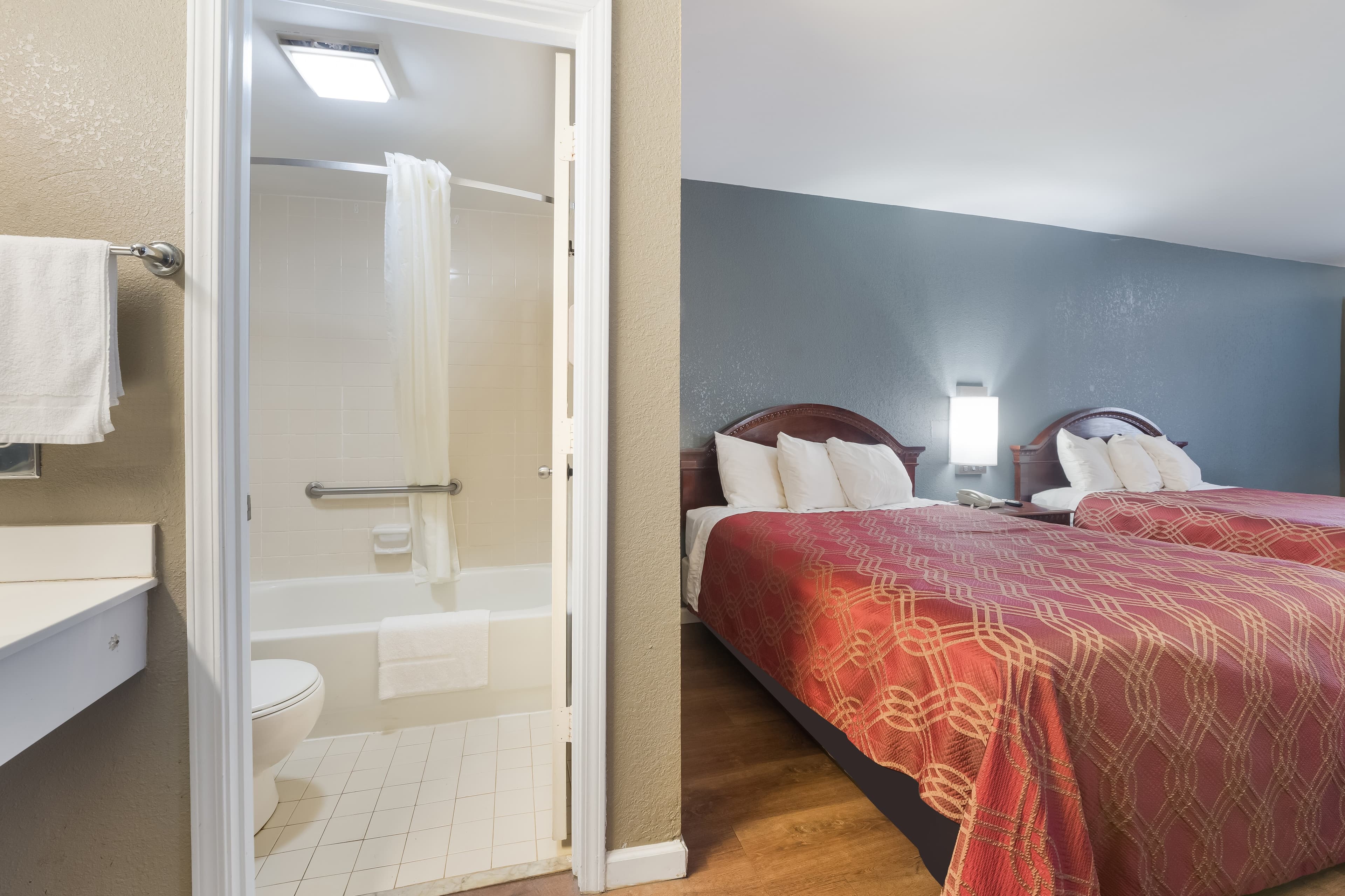 Econo Lodge Thomaston — 15