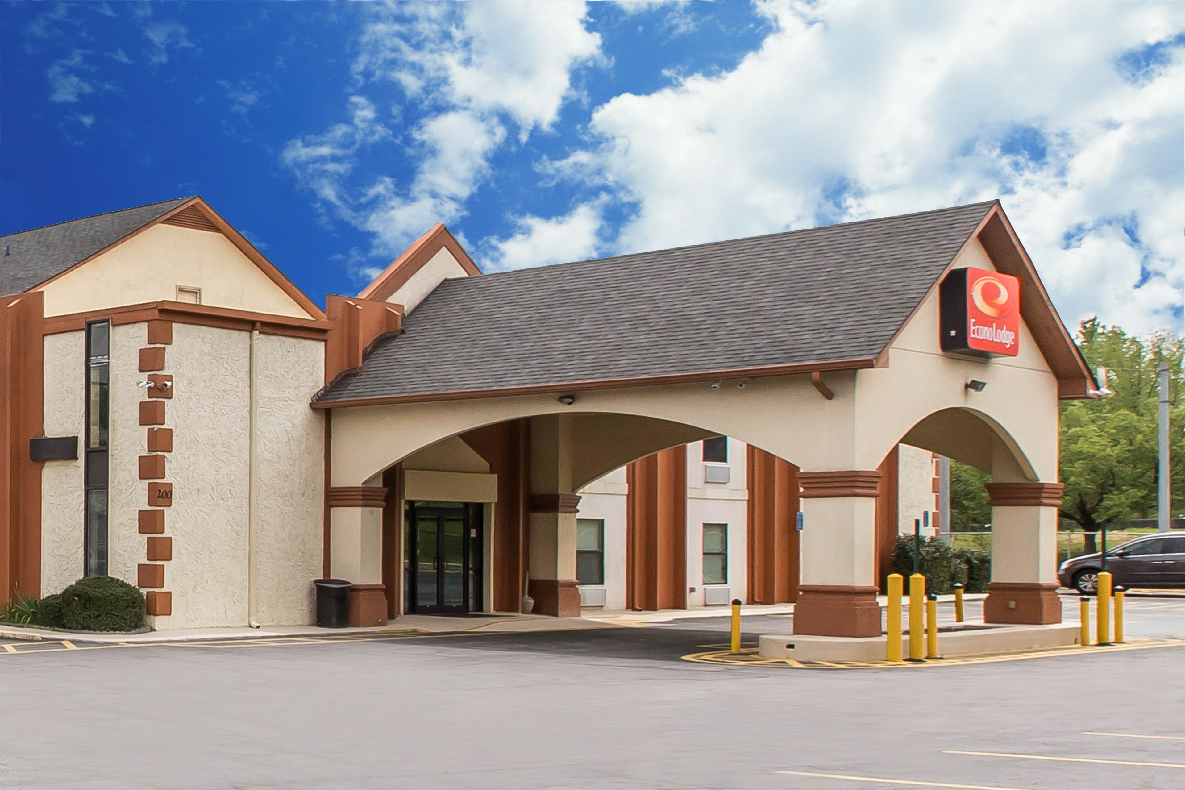 Econo Lodge At Six Flags - Image 1