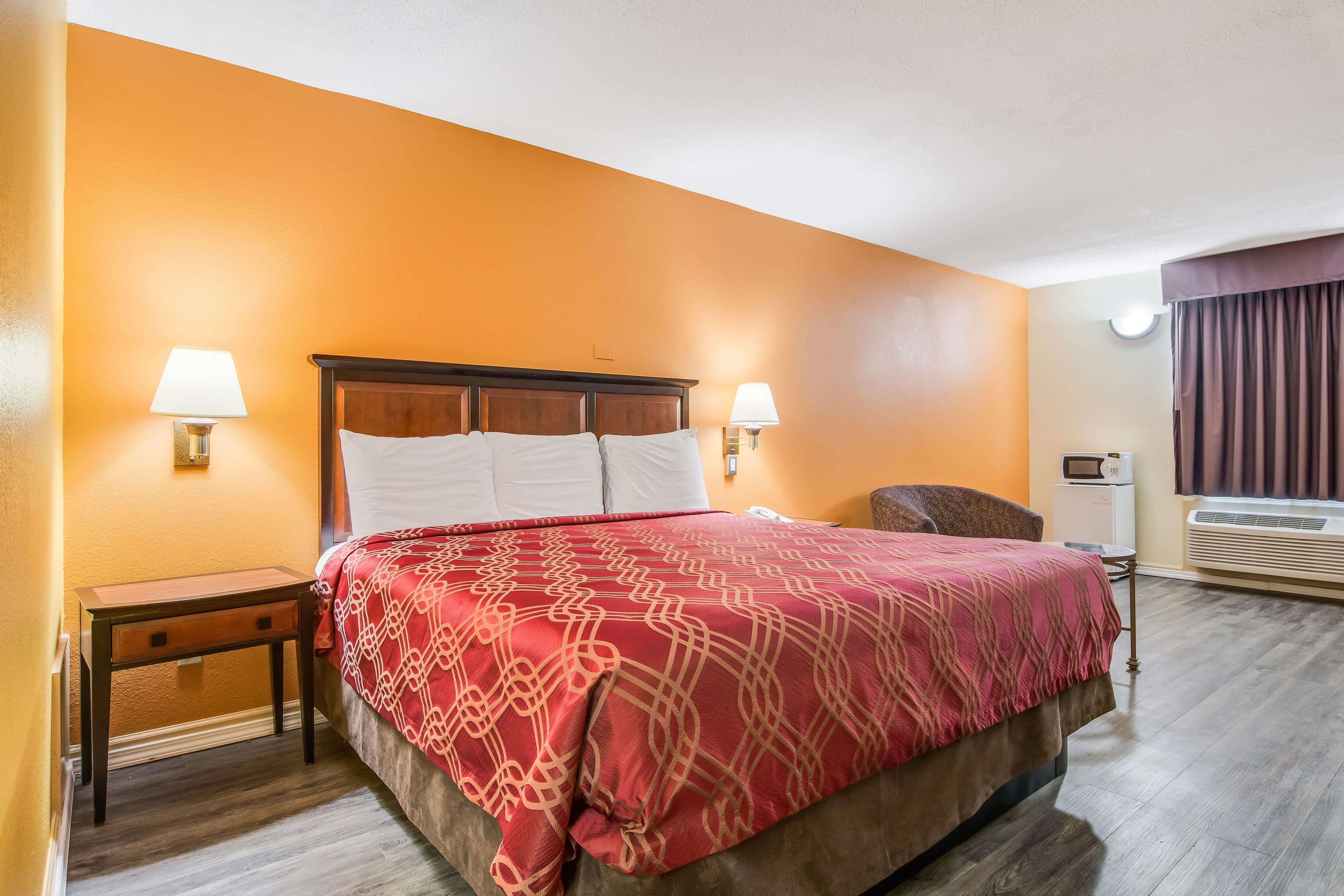 Econo Lodge At Six Flags — 10