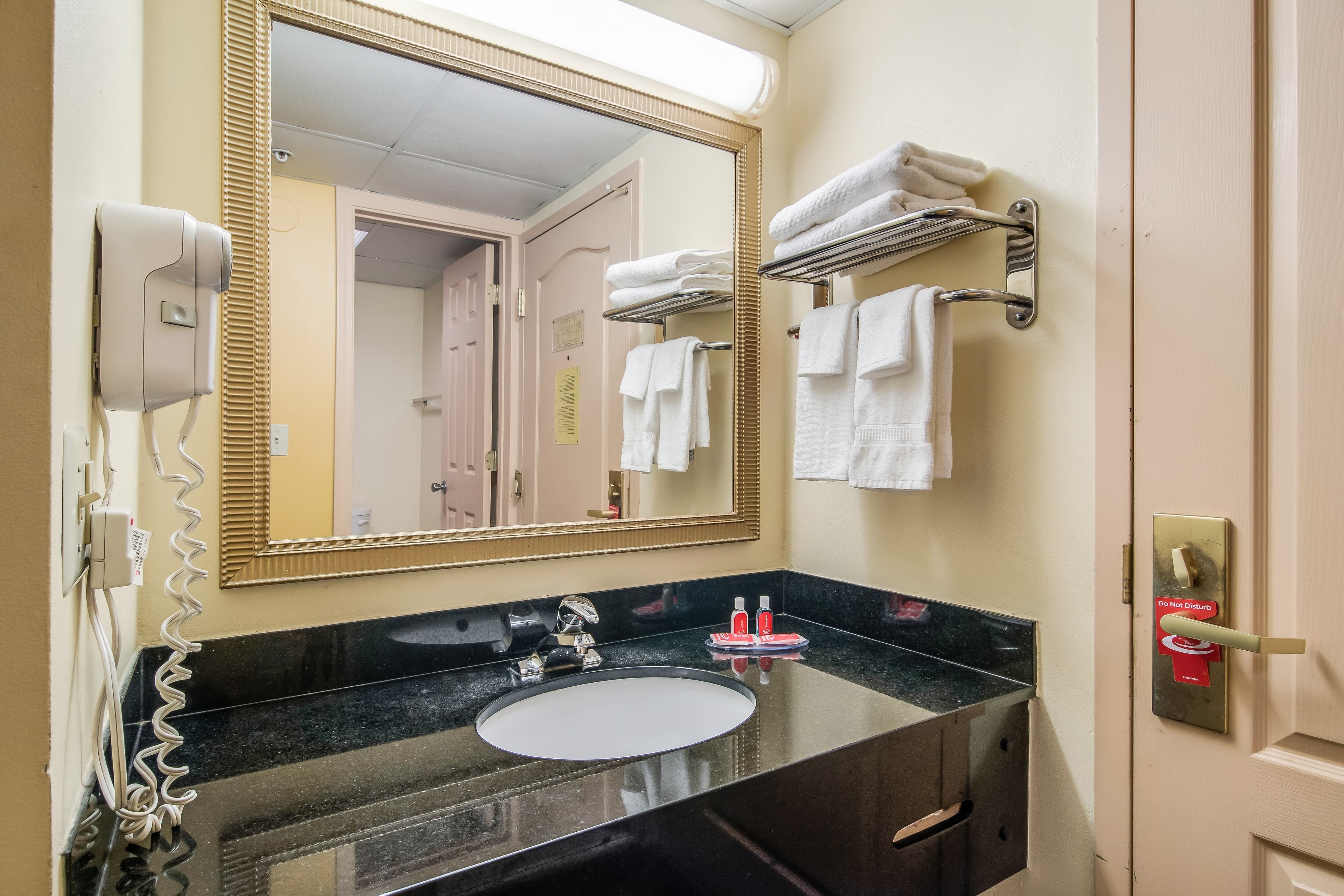 Econo Lodge At Six Flags - Image 2