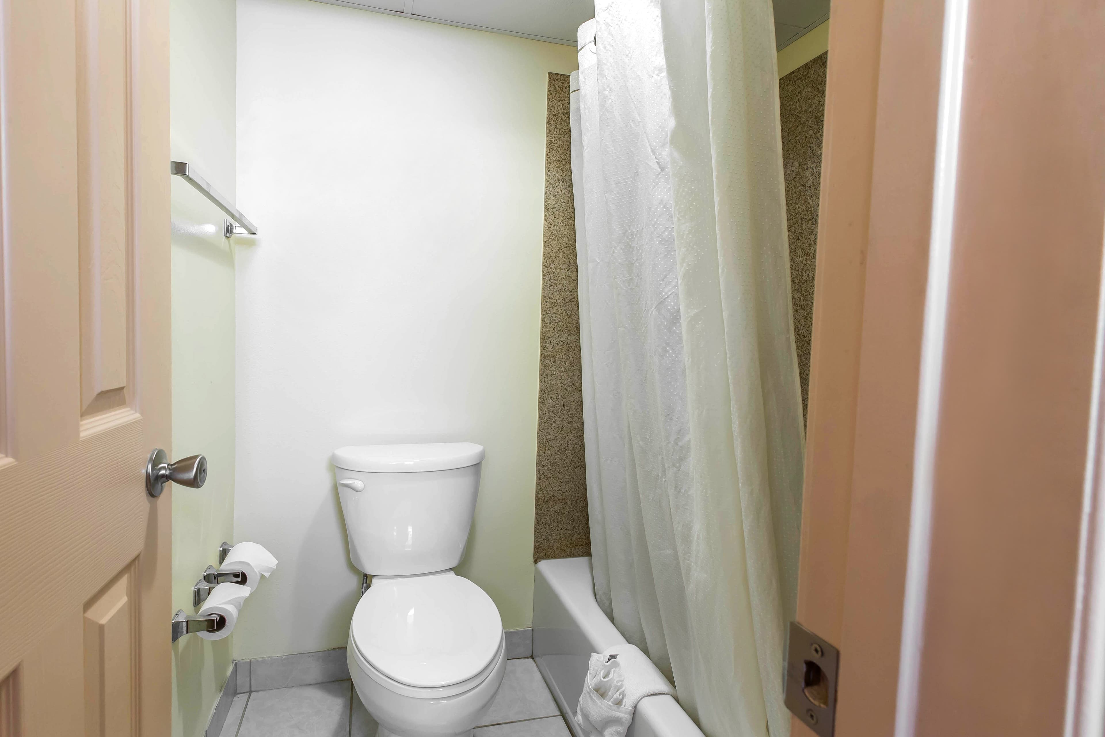 Econo Lodge At Six Flags - Image 3