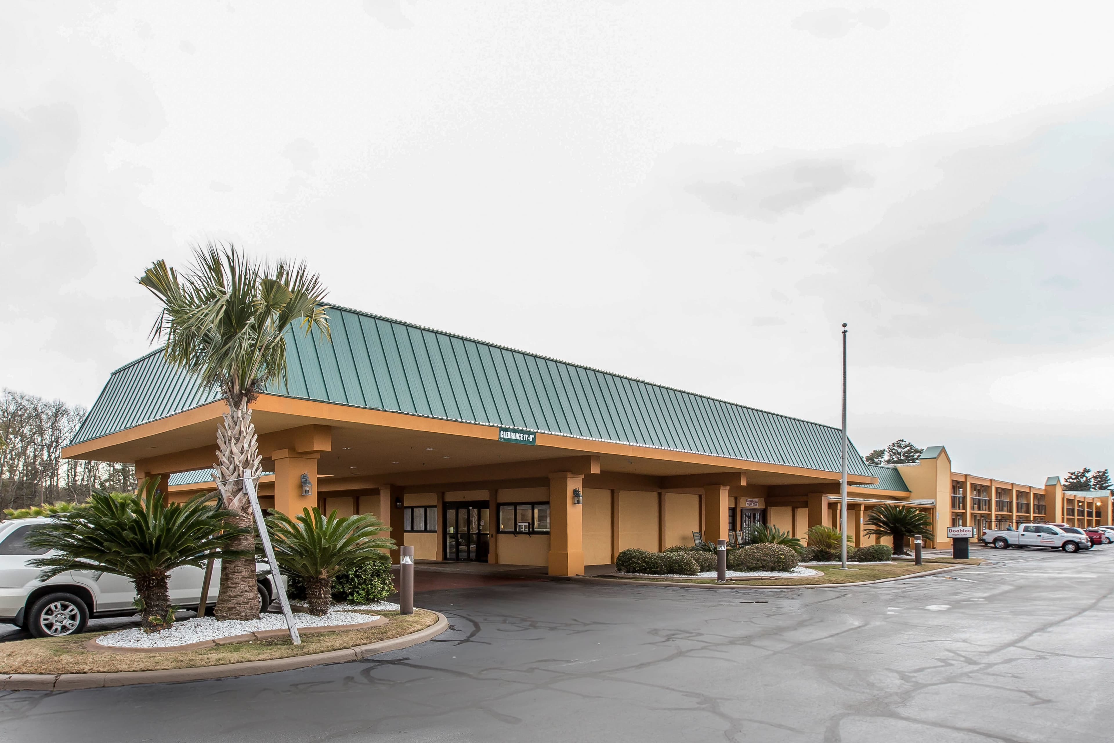 Quality Inn Savannah Midtown - Image 1