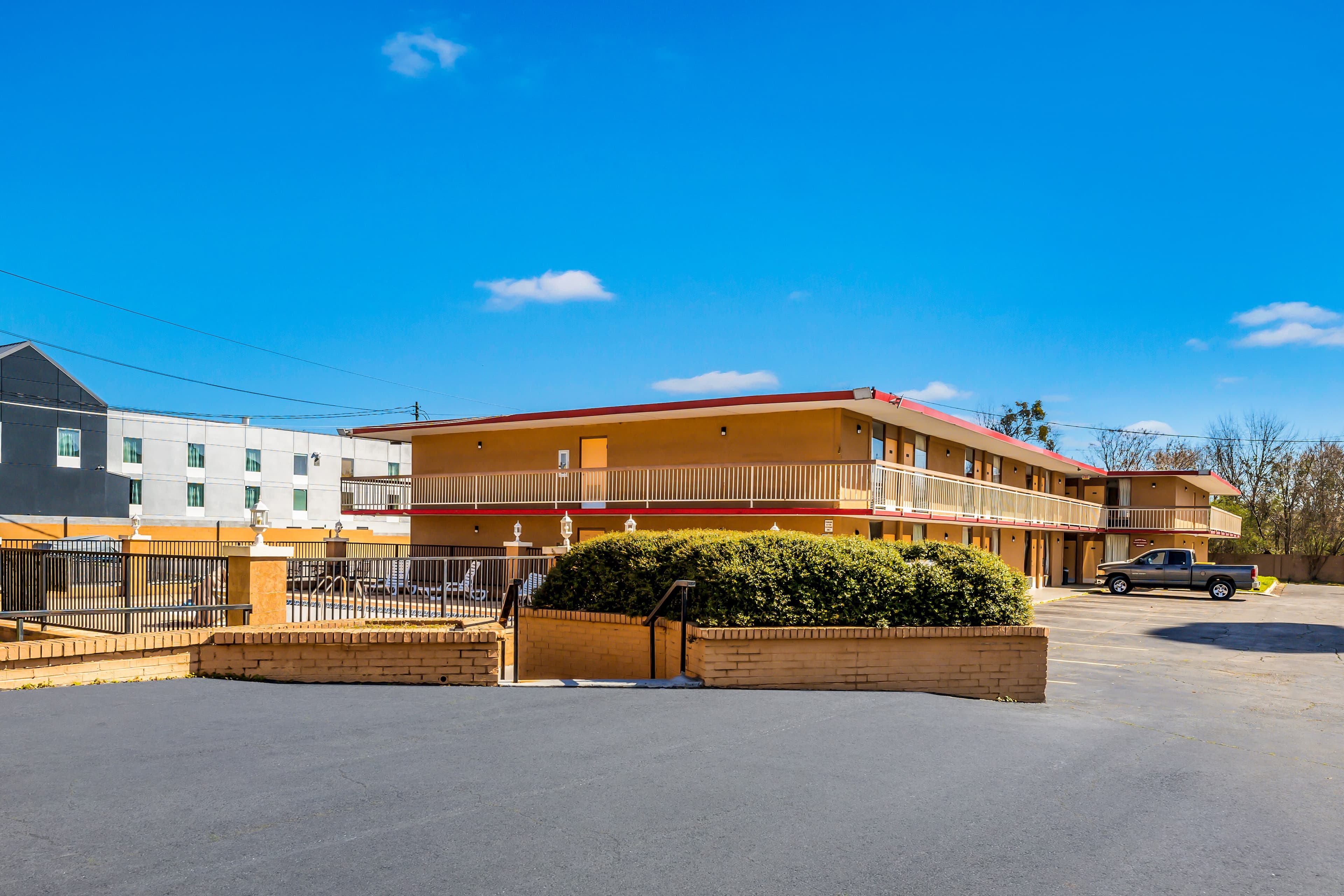 Econo Lodge  Inn & Suites Macon West - Image 1