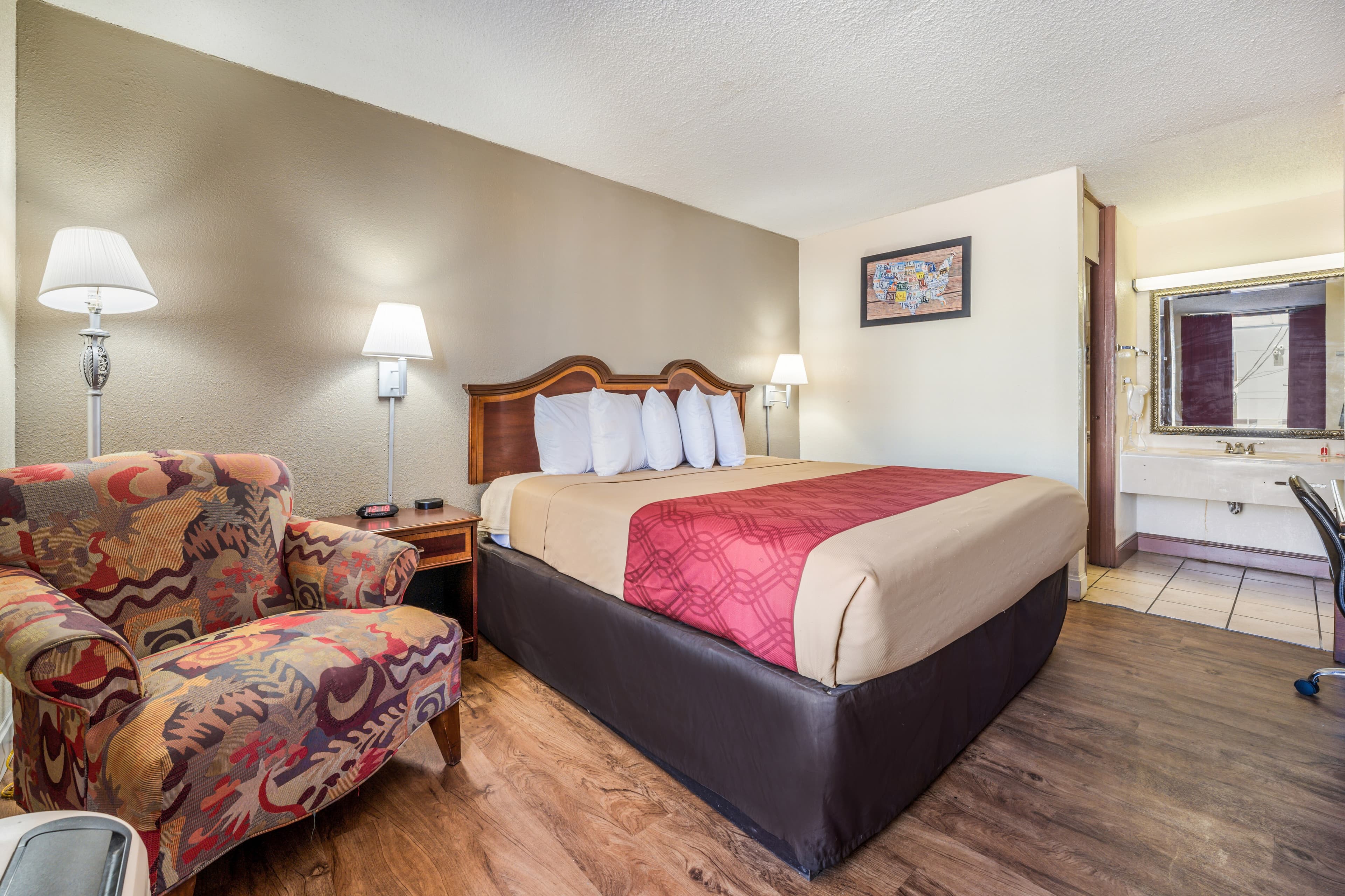 Econo Lodge  Inn & Suites Macon West - Image 2