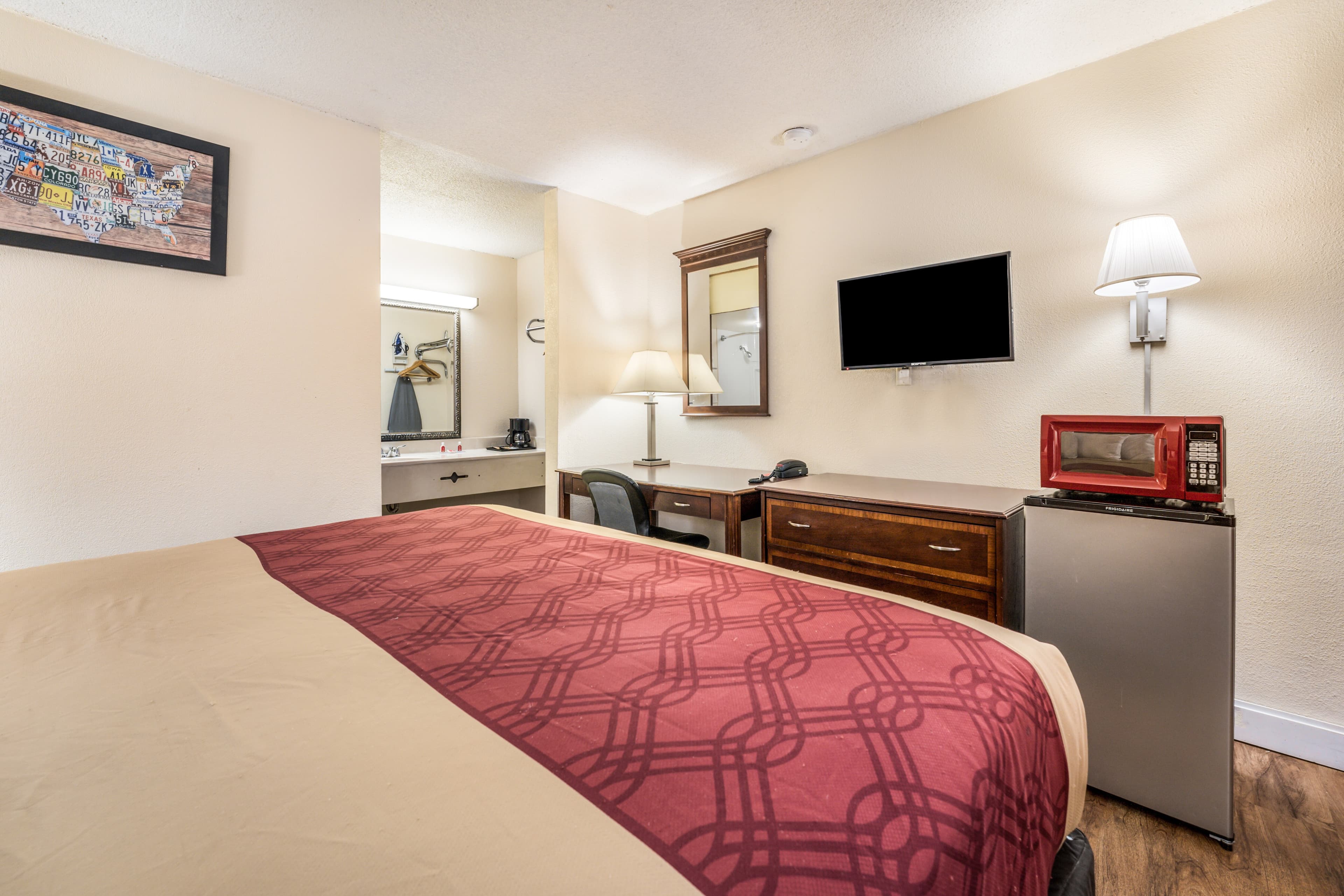 Econo Lodge  Inn & Suites Macon West — 12