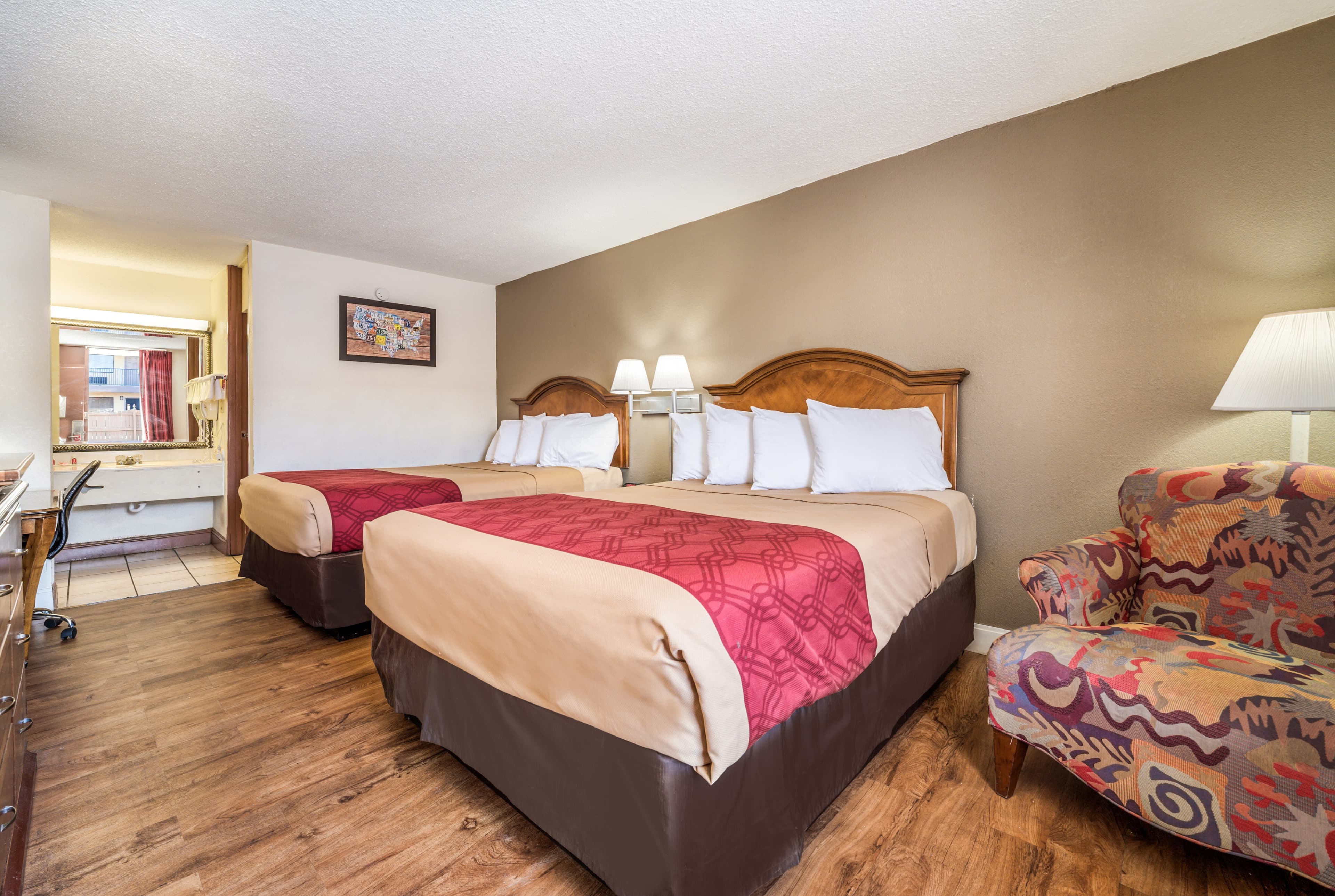 Econo Lodge  Inn & Suites Macon West - Image 4