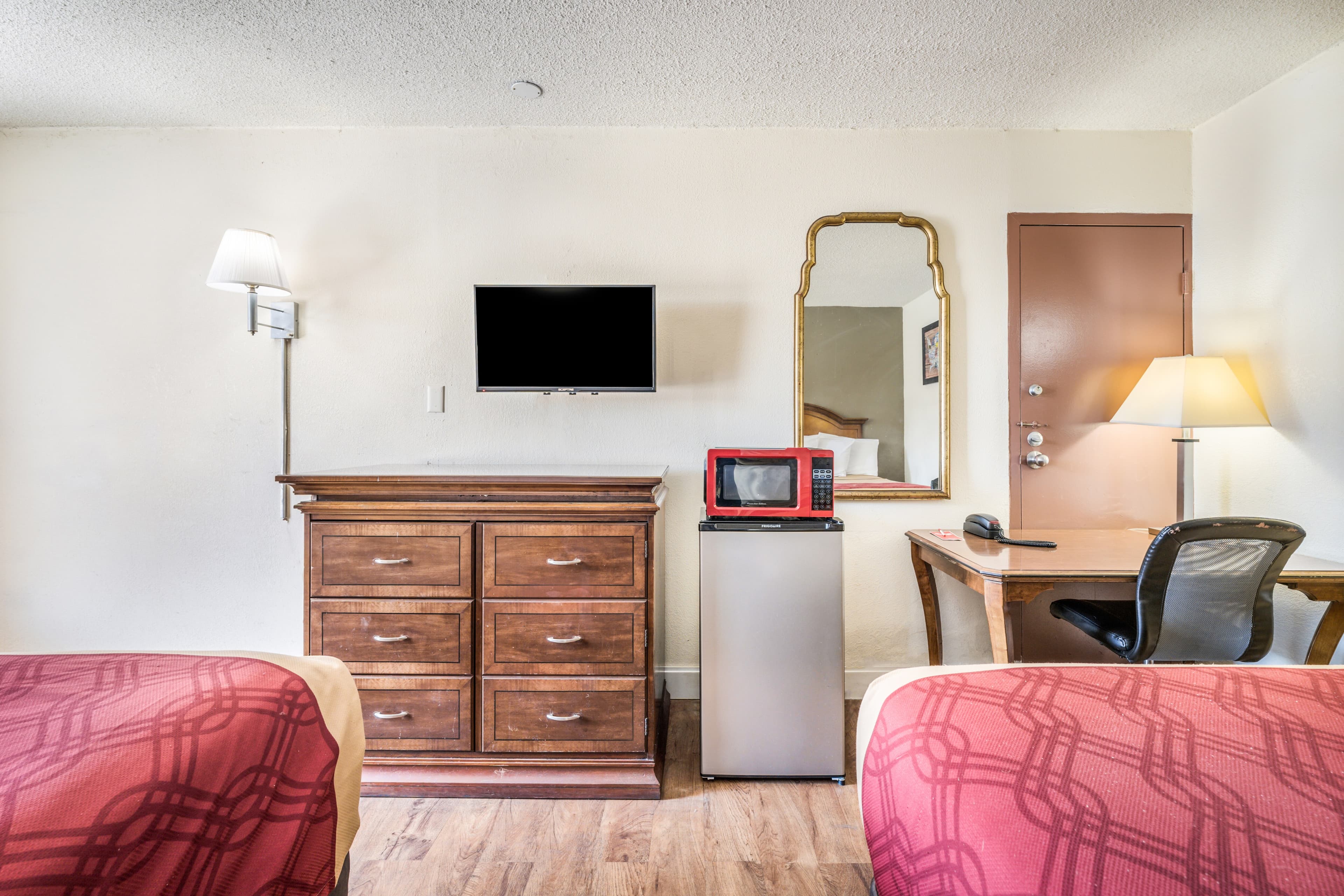 Econo Lodge  Inn & Suites Macon West — 6