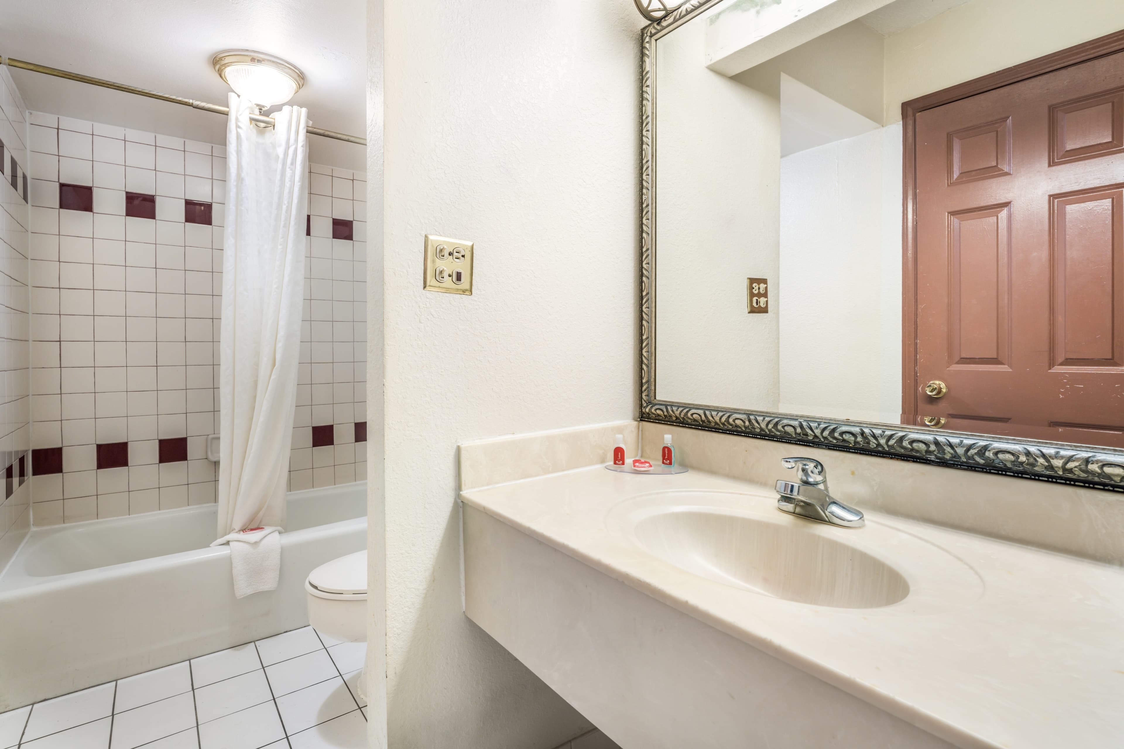 Econo Lodge  Inn & Suites Macon West — 11