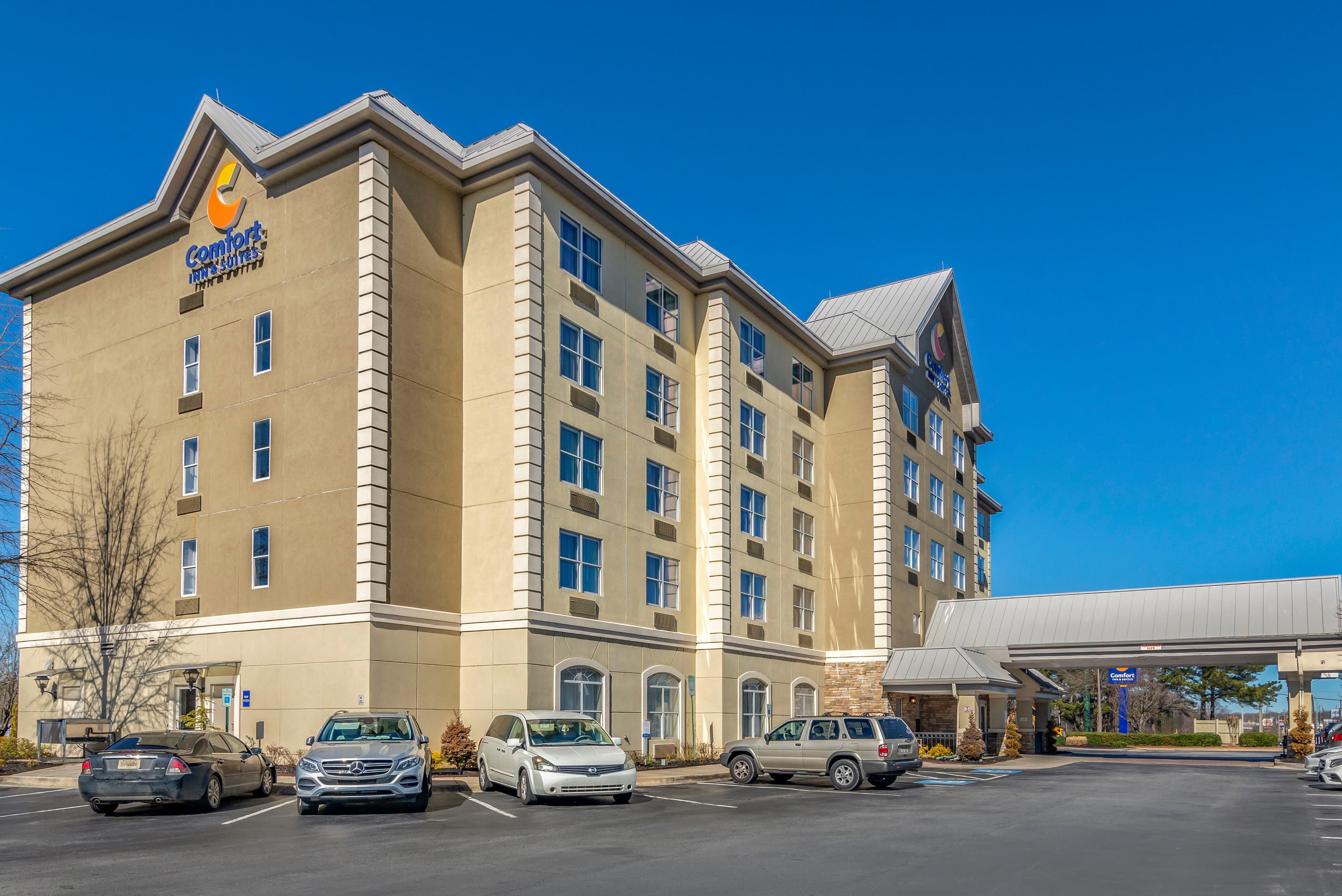 Comfort Inn & Suites near Six Flags - Image 1