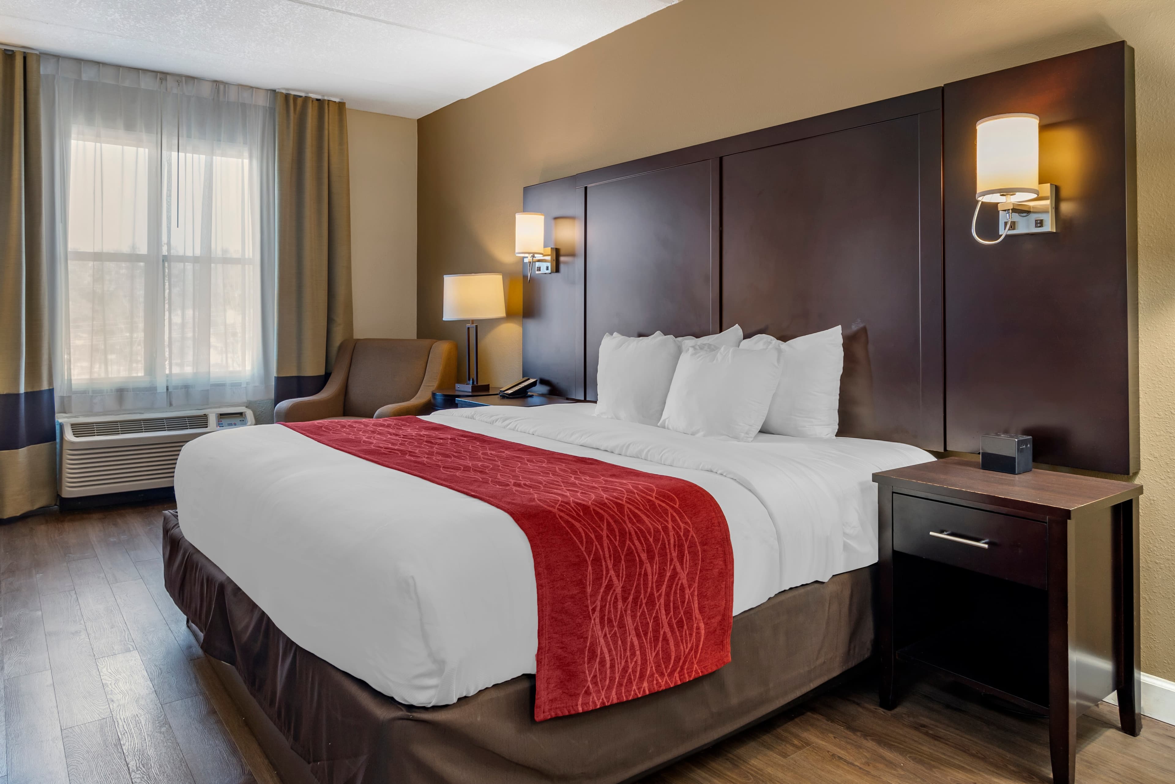 Comfort Inn & Suites near Six Flags - Image 2