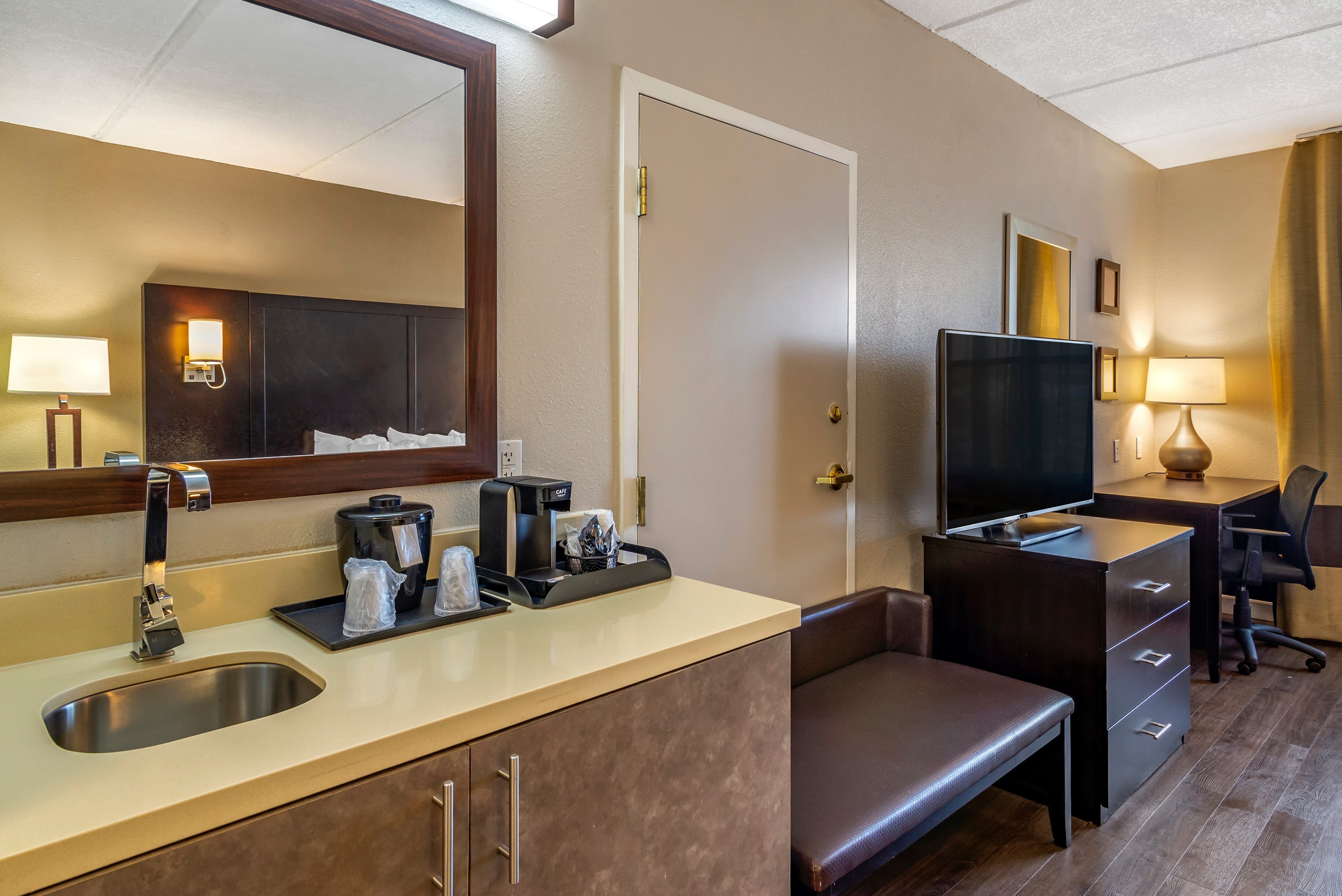 Comfort Inn & Suites near Six Flags - Image 4