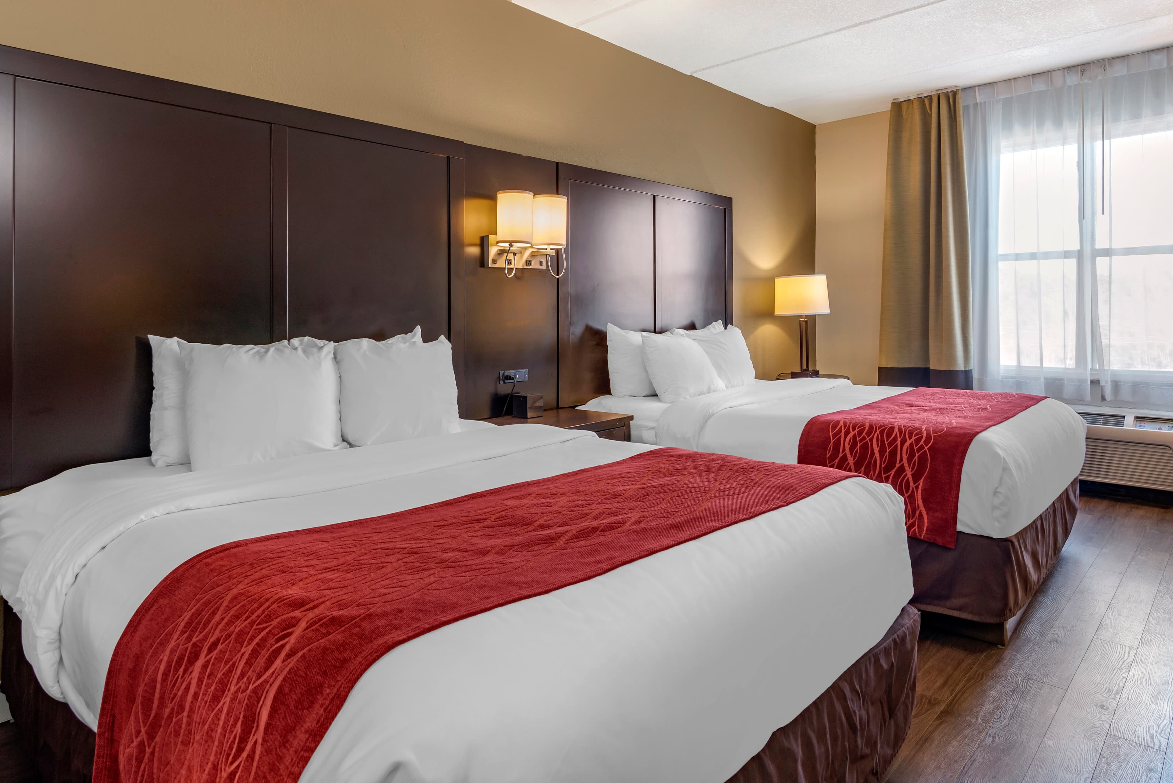 Comfort Inn & Suites near Six Flags — 6