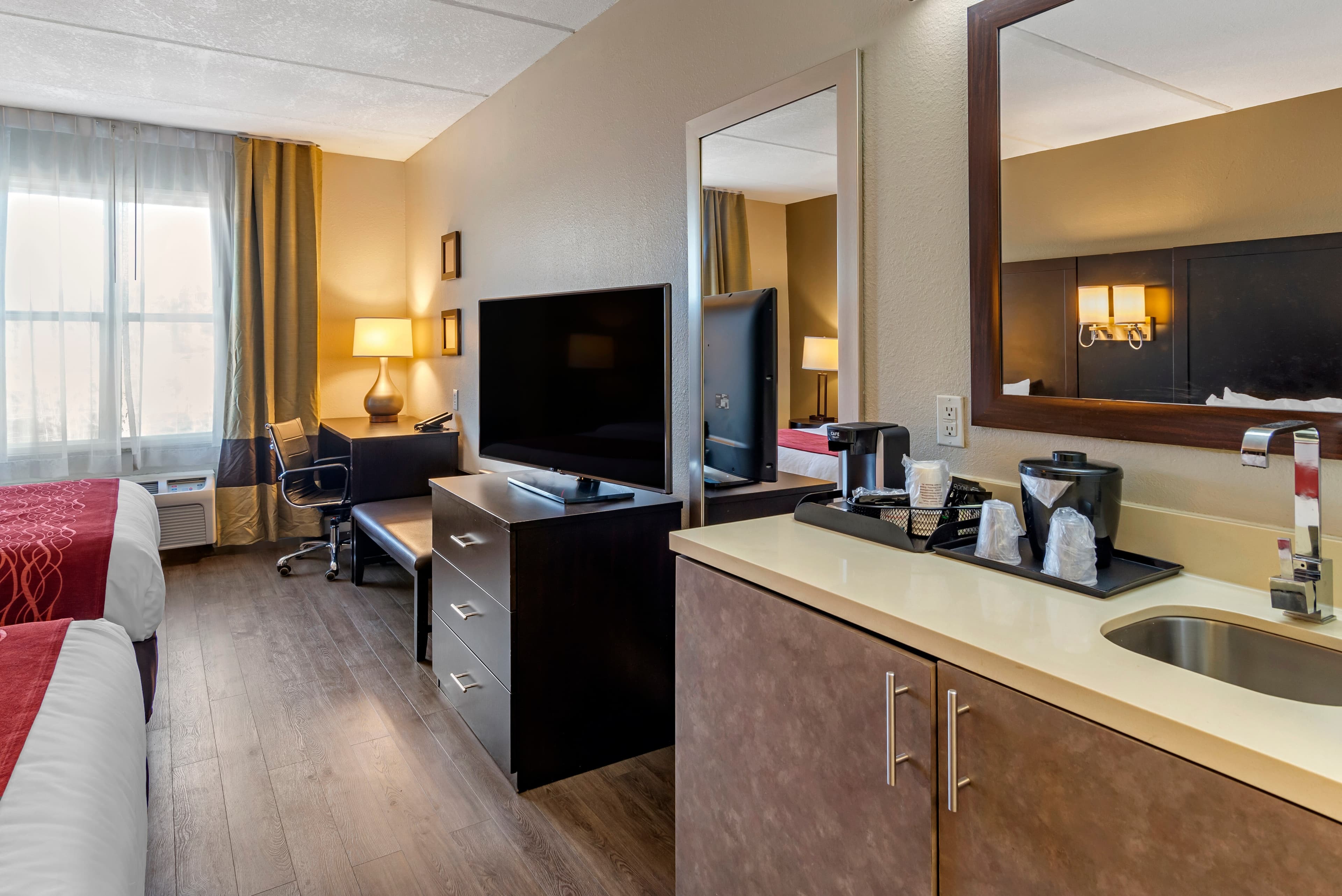 Comfort Inn & Suites near Six Flags — 8
