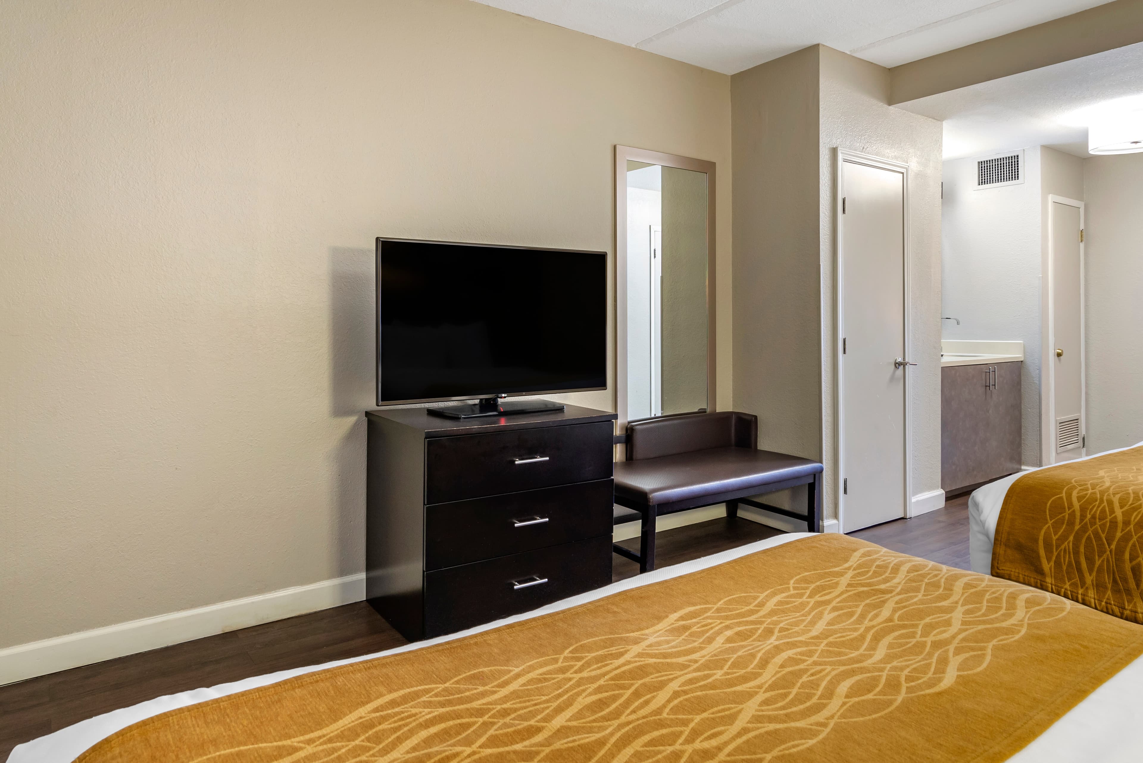 Comfort Inn & Suites near Six Flags — 39
