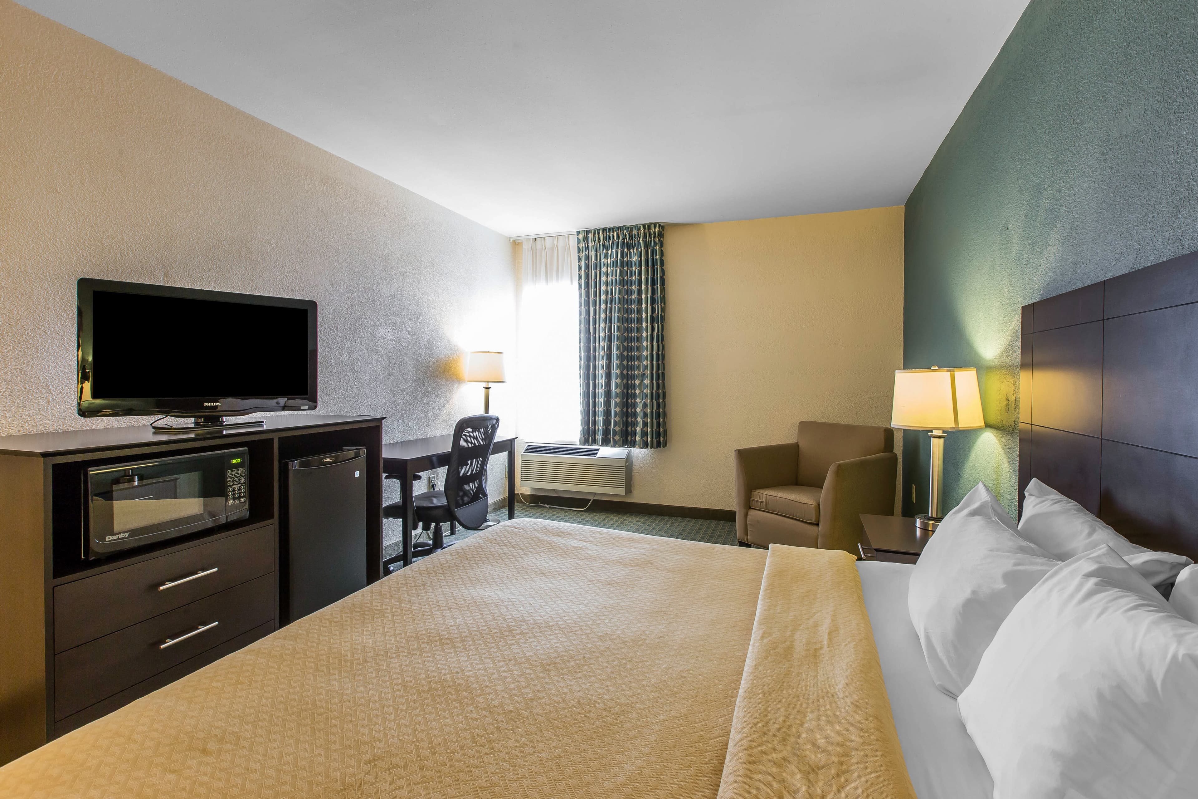 Quality Inn Fitzgerald - Image 3
