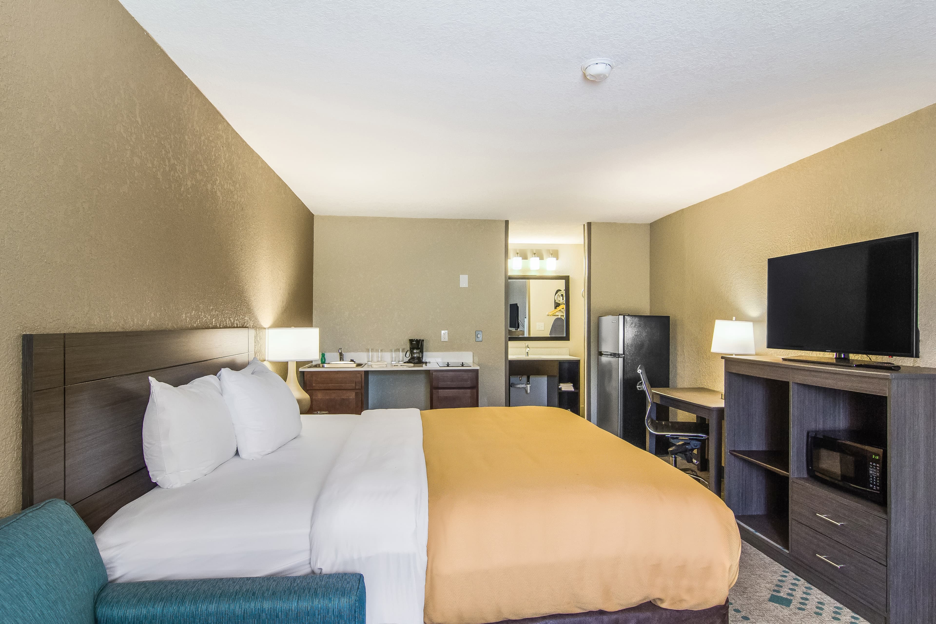 Suburban Studios Hotel Kingsland Near I-95 - Image 4