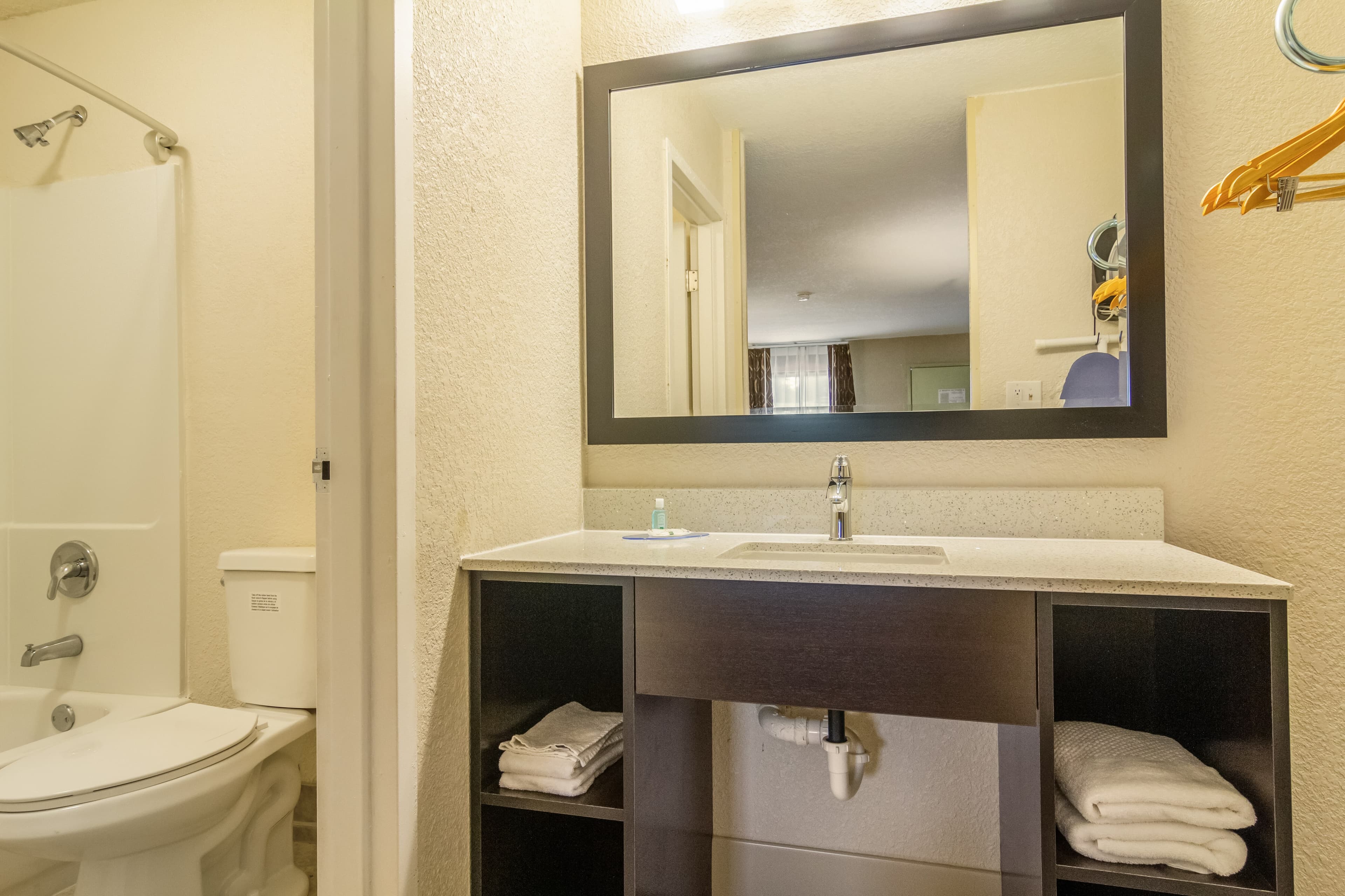 Suburban Studios Hotel Kingsland Near I-95 - Image 3