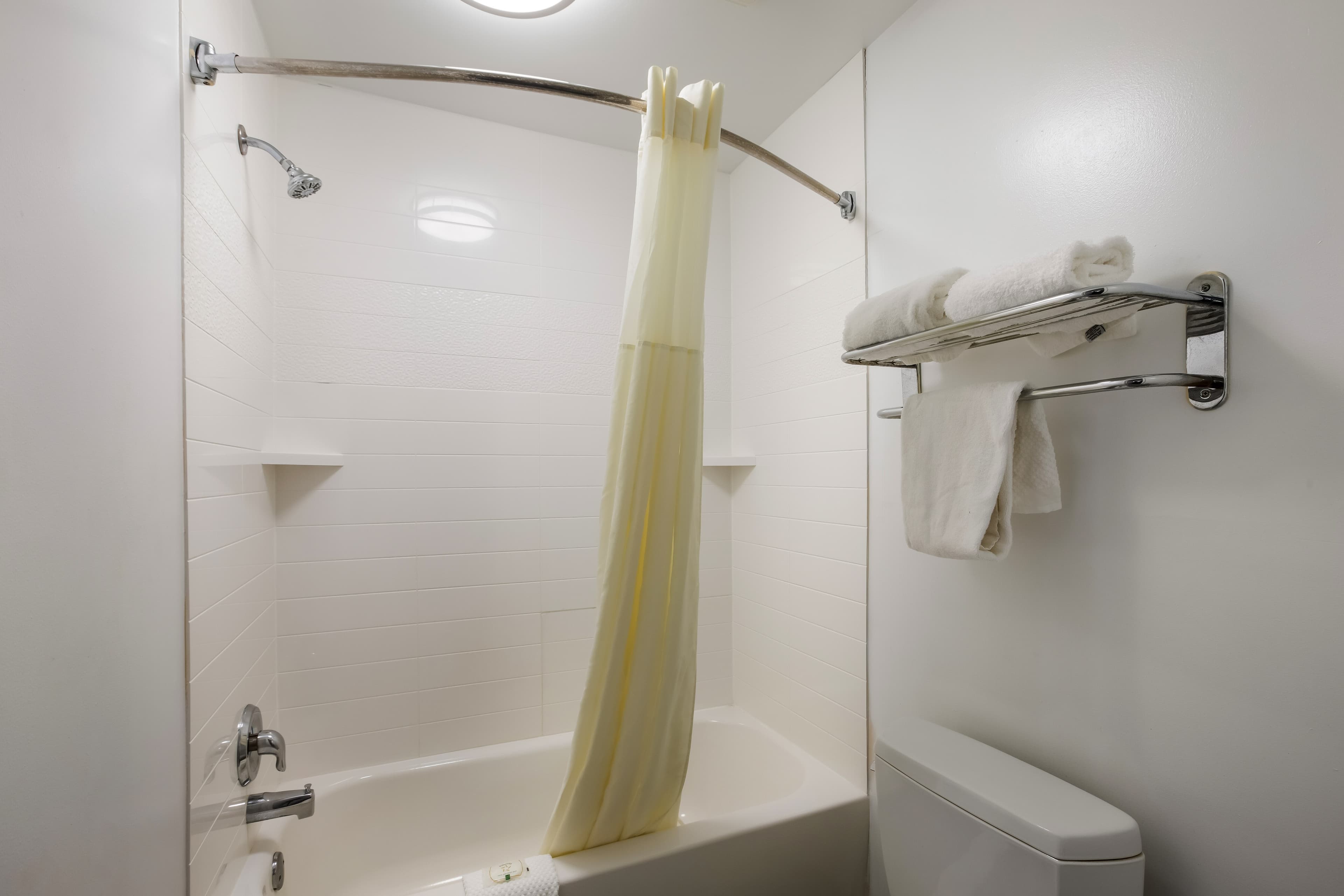 Quality Inn & Suites Greensboro near Lake Oconee - Image 5