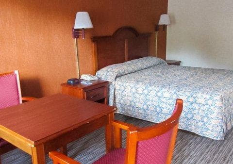 Rodeway Inn Forsyth near GA Public Safety Training Center - Image 4