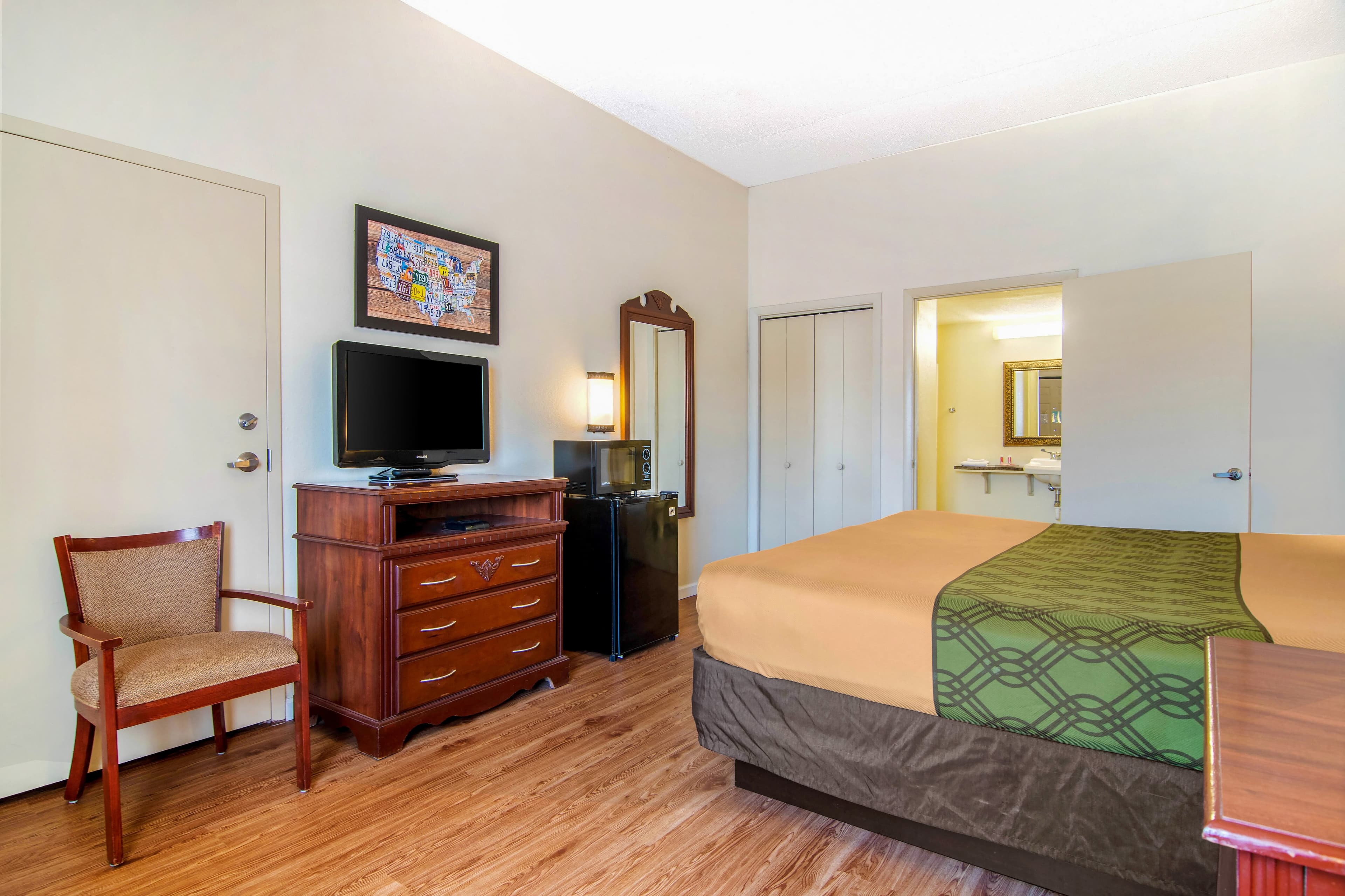 Econo Lodge Inn & Suites near Chickamauga Battlefield - Image 5
