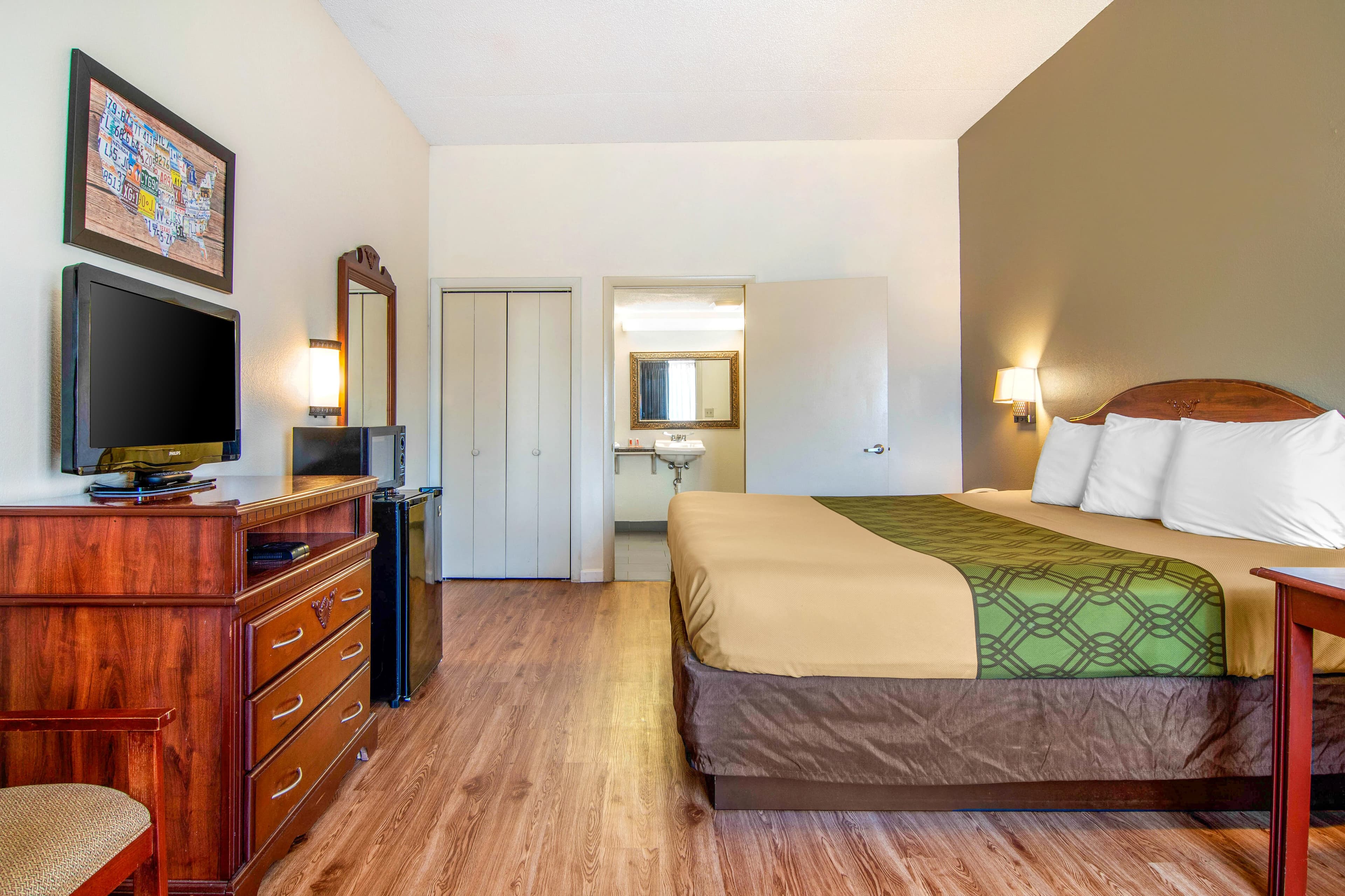 Econo Lodge Inn & Suites near Chickamauga Battlefield — 6