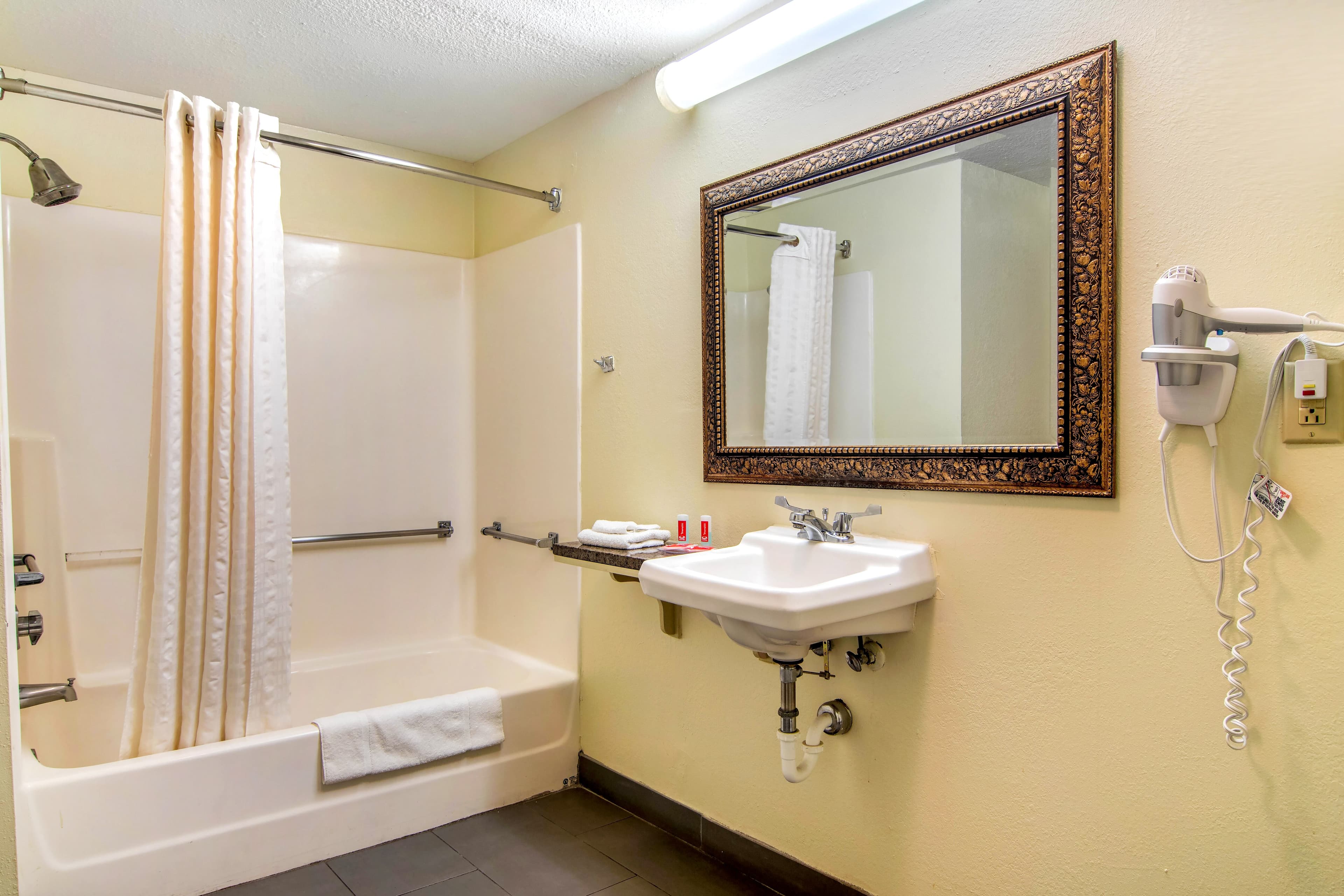 Econo Lodge Inn & Suites near Chickamauga Battlefield - Image 4