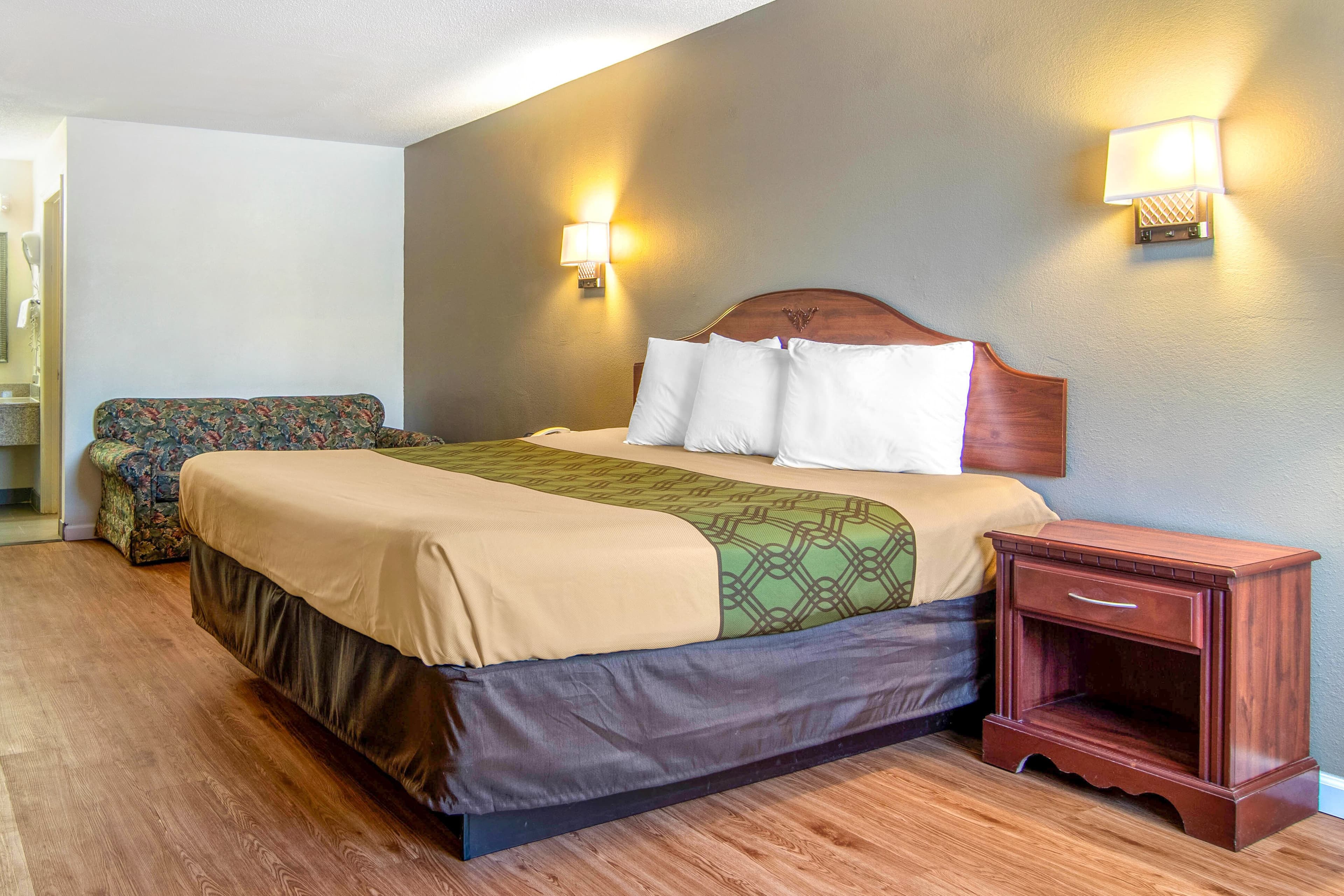 Econo Lodge Inn & Suites near Chickamauga Battlefield — 7