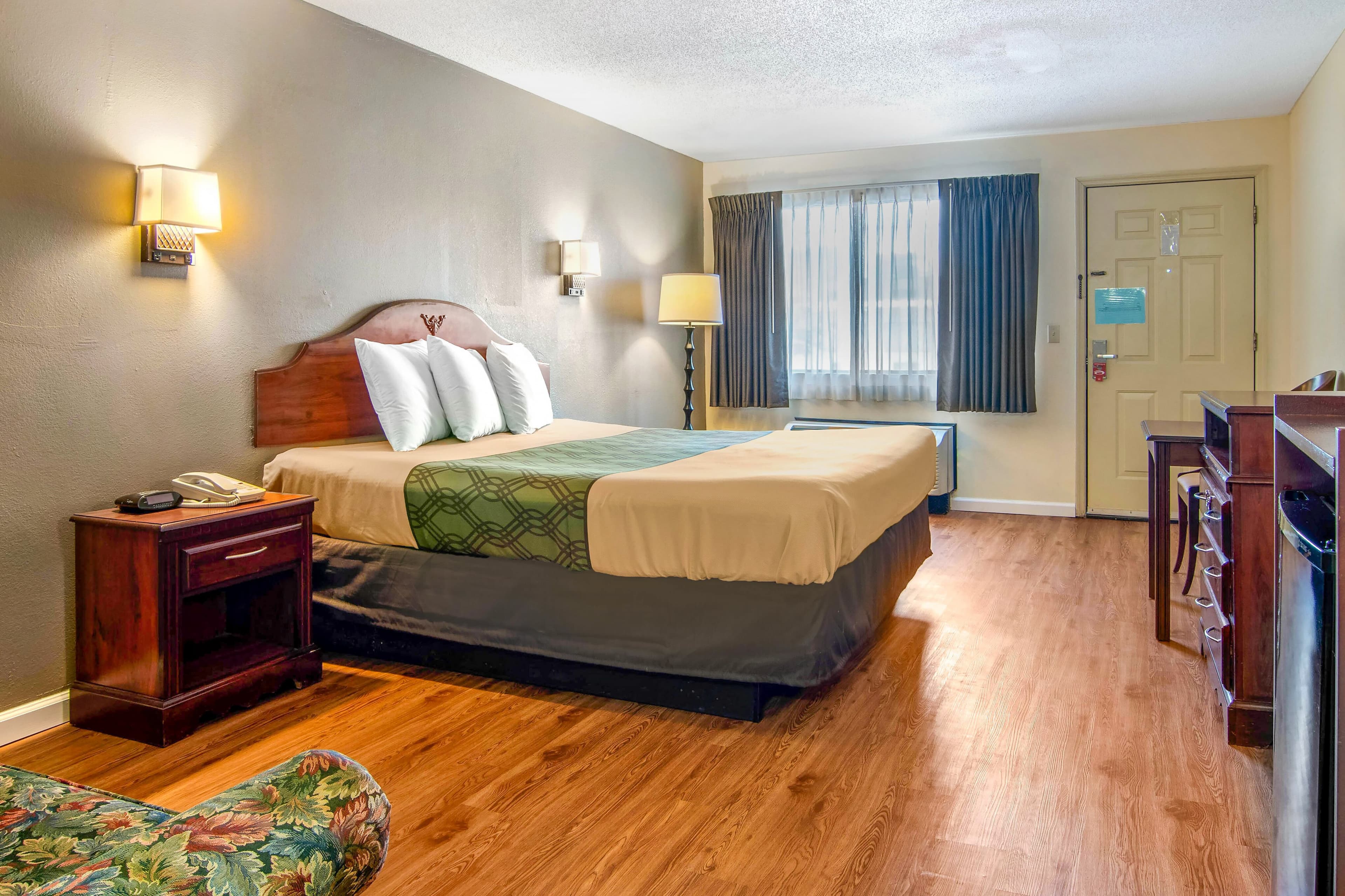 Econo Lodge Inn & Suites near Chickamauga Battlefield — 8