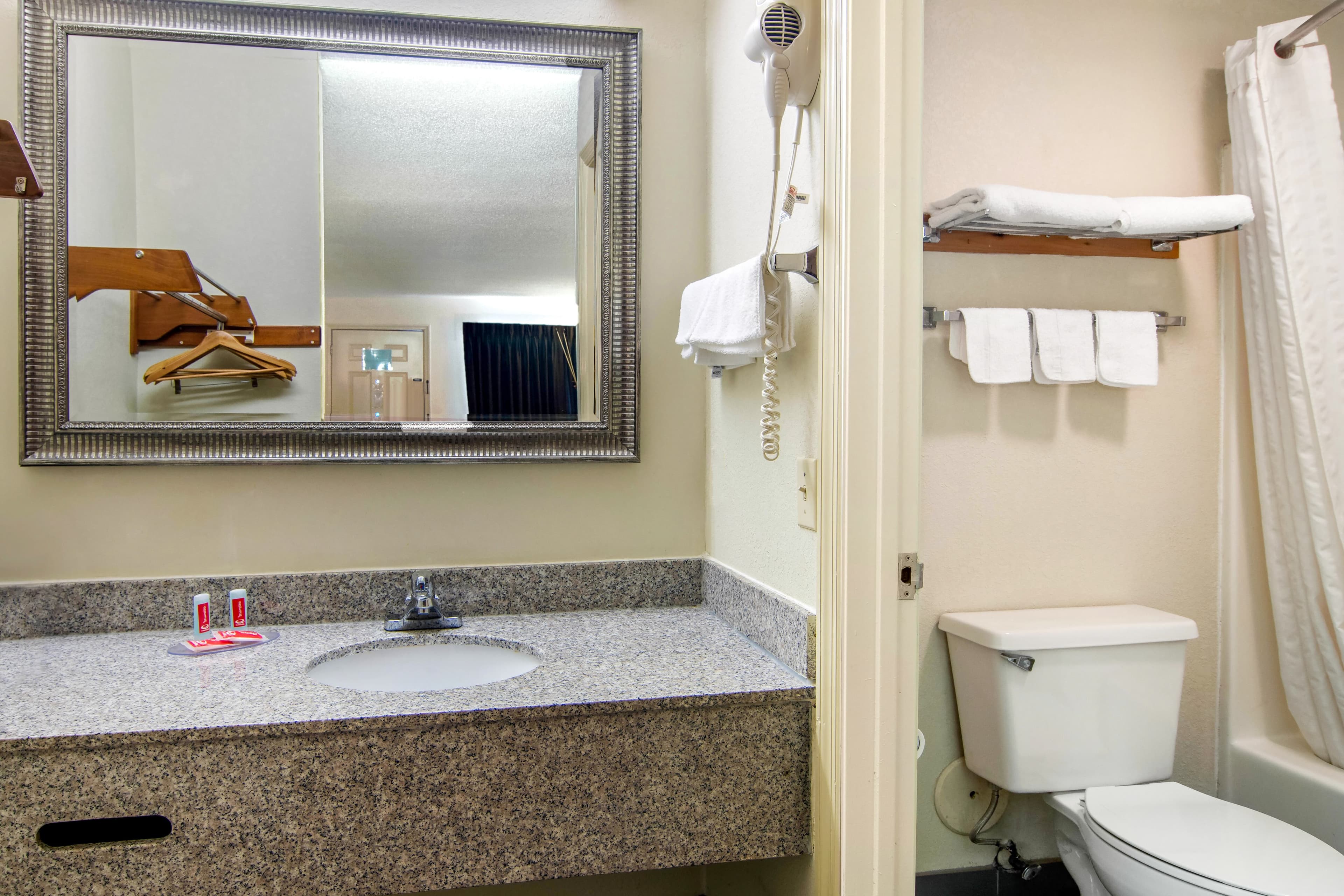 Econo Lodge Inn & Suites near Chickamauga Battlefield — 10