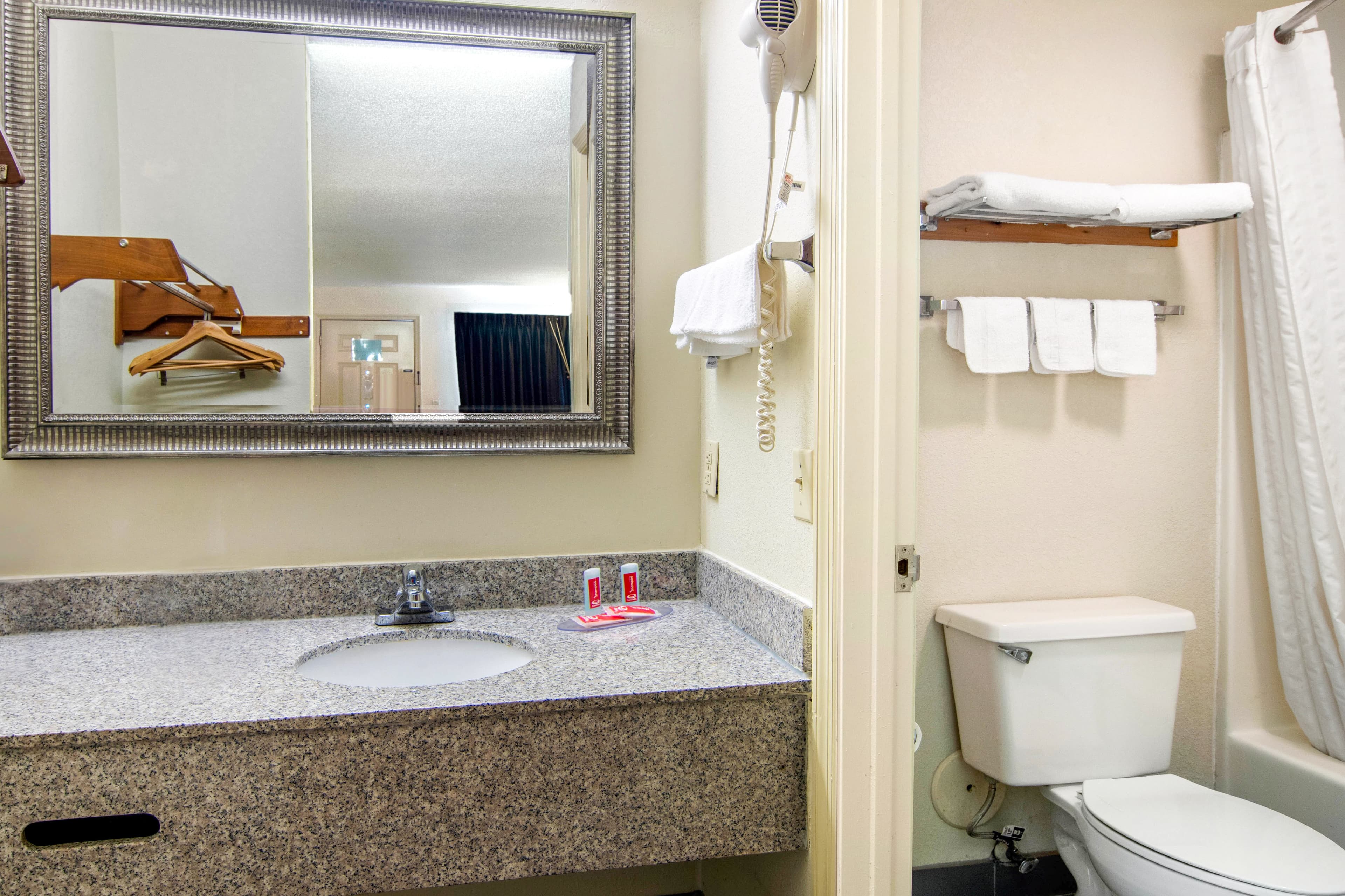 Econo Lodge Inn & Suites near Chickamauga Battlefield — 23