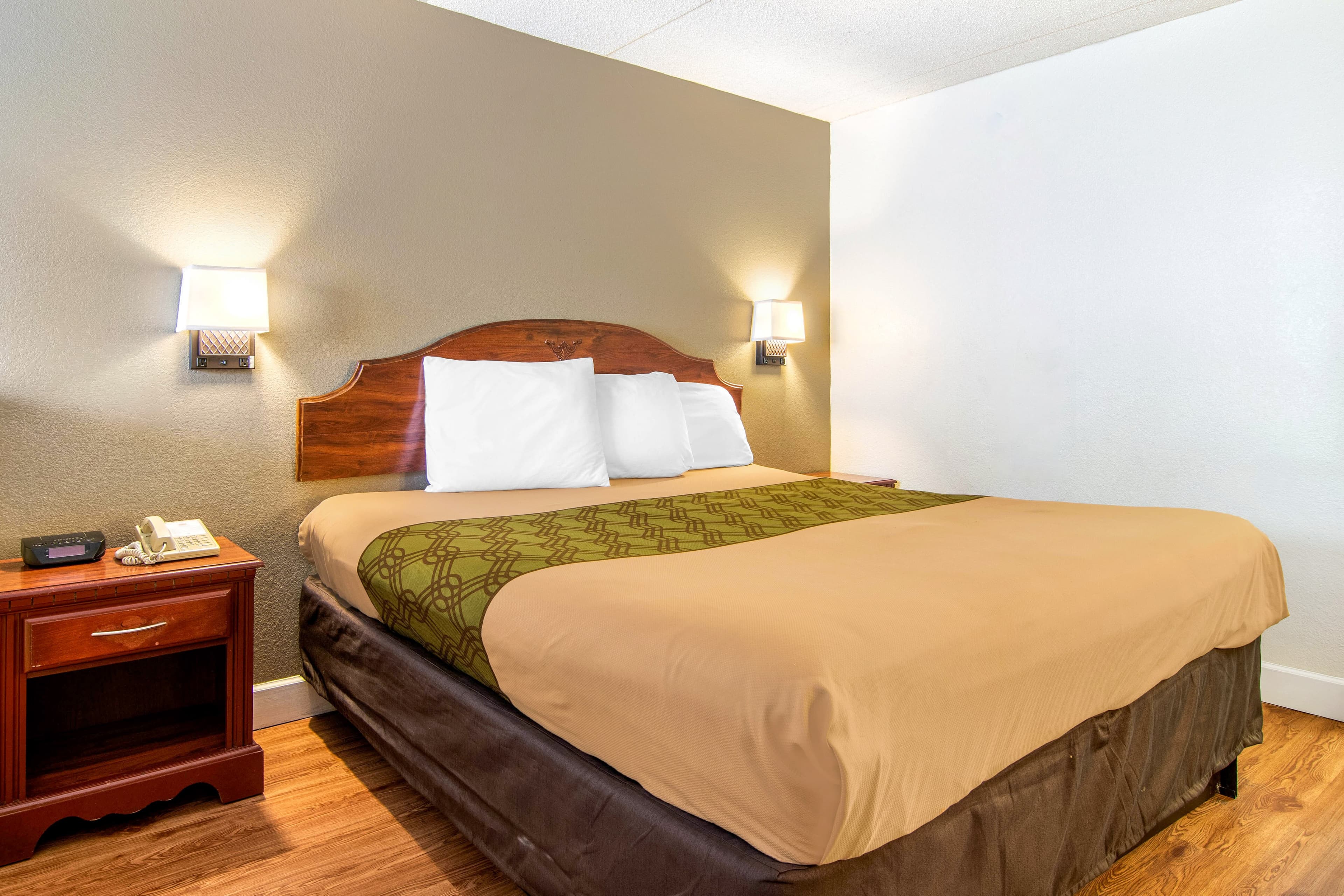 Econo Lodge Inn & Suites near Chickamauga Battlefield — 28