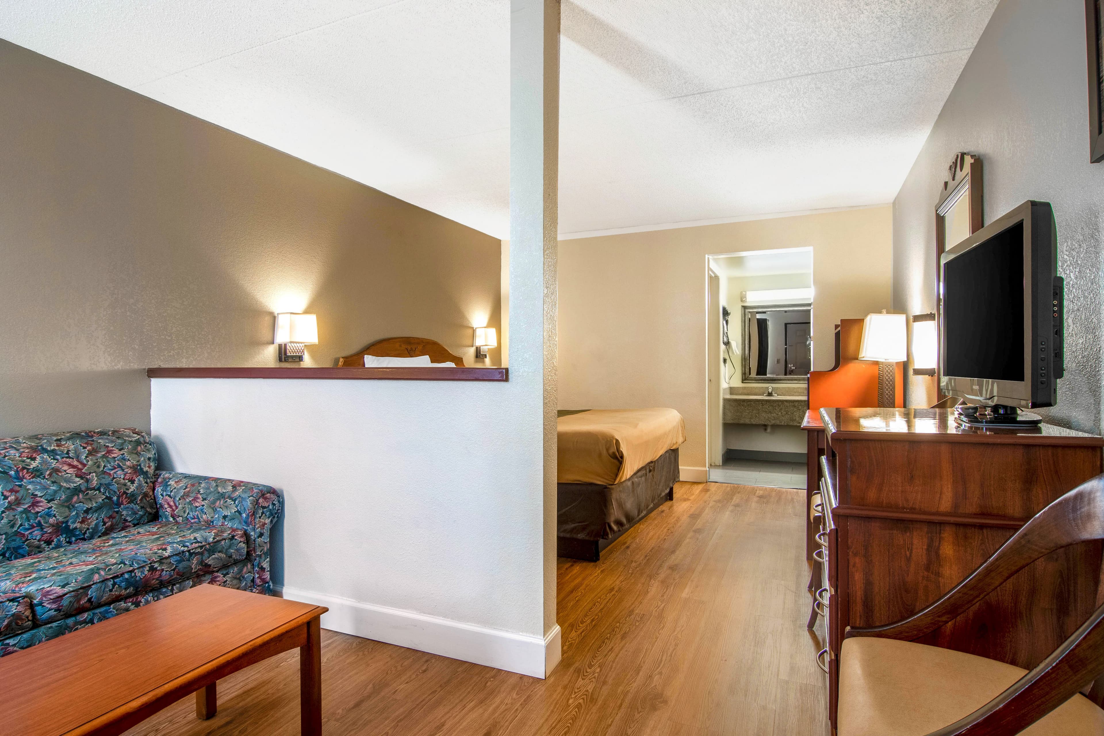 Econo Lodge Inn & Suites near Chickamauga Battlefield — 29