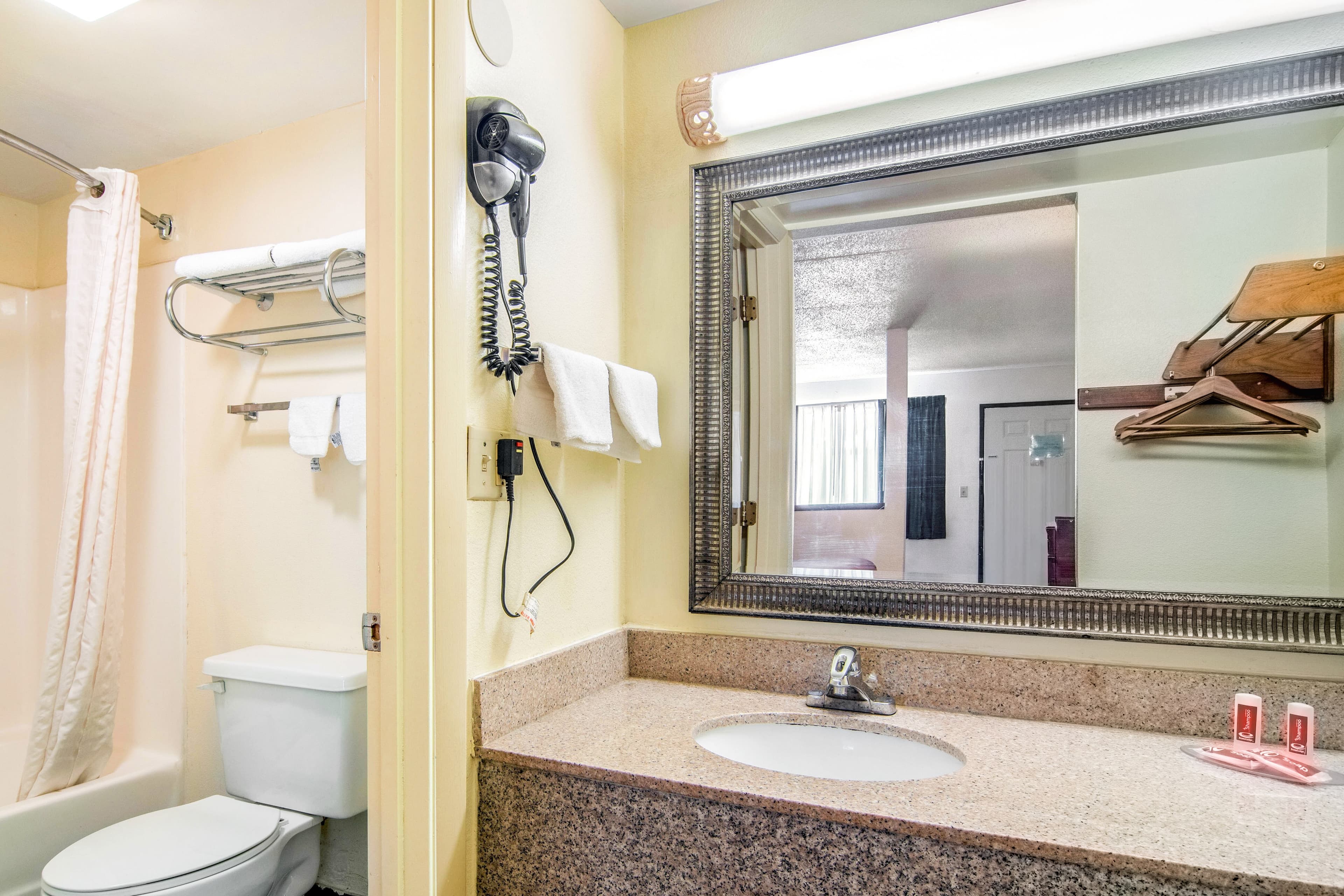 Econo Lodge Inn & Suites near Chickamauga Battlefield — 31