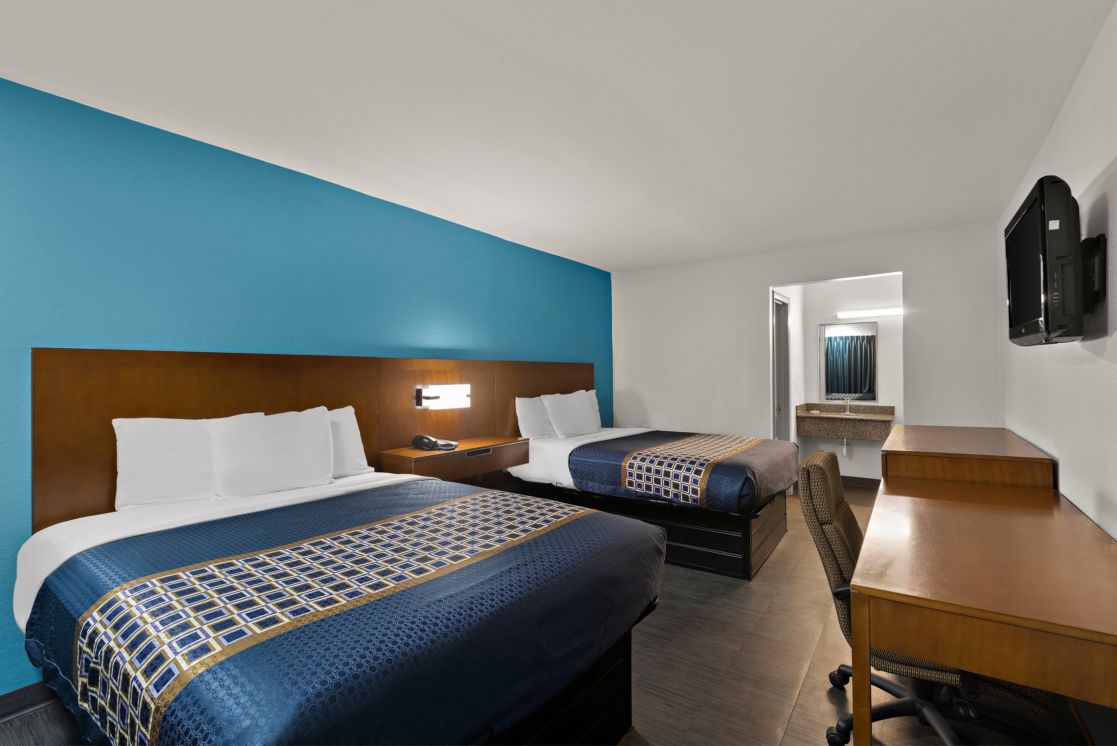 Rodeway Inn Commerce - Image 2