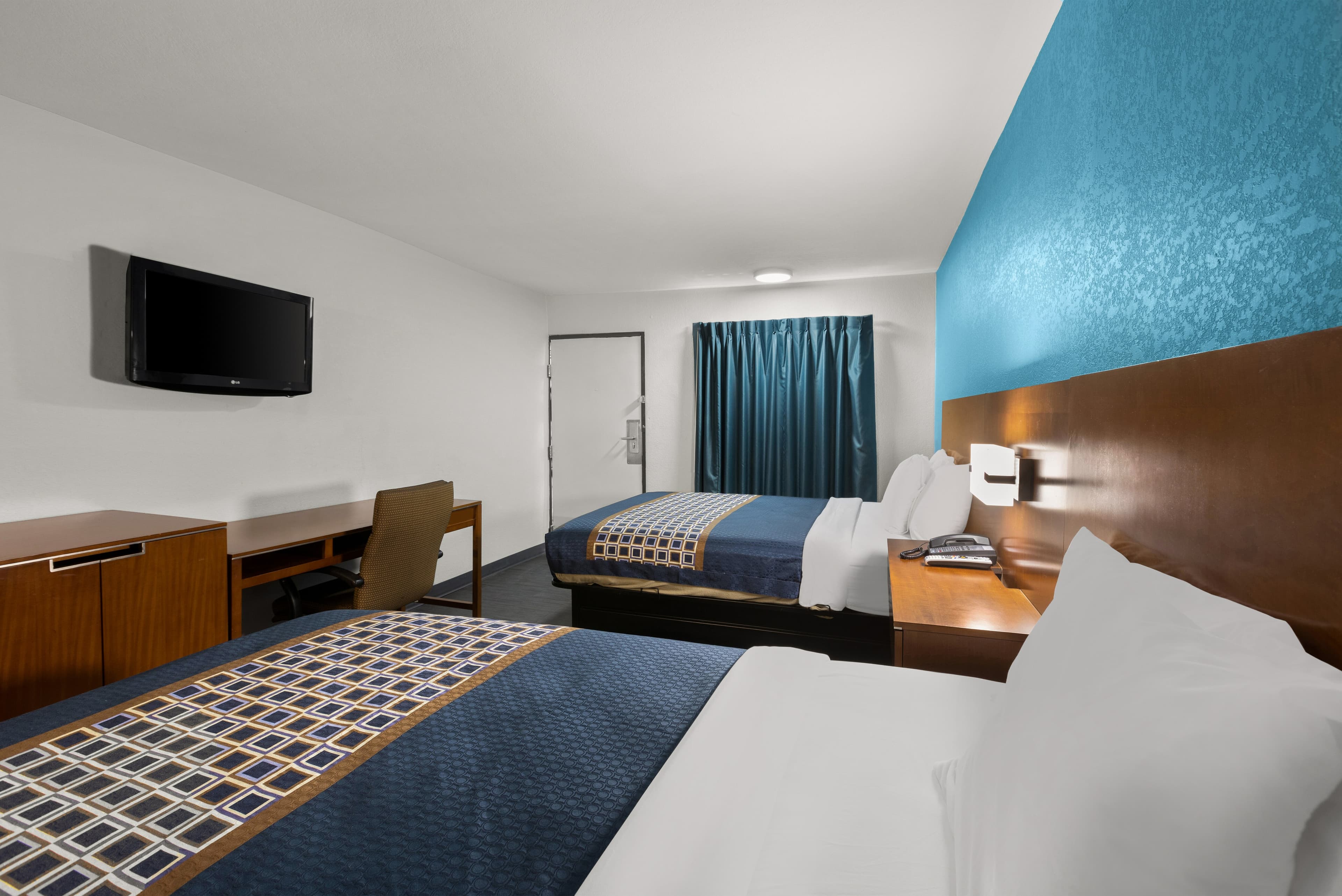 Rodeway Inn Commerce — 6