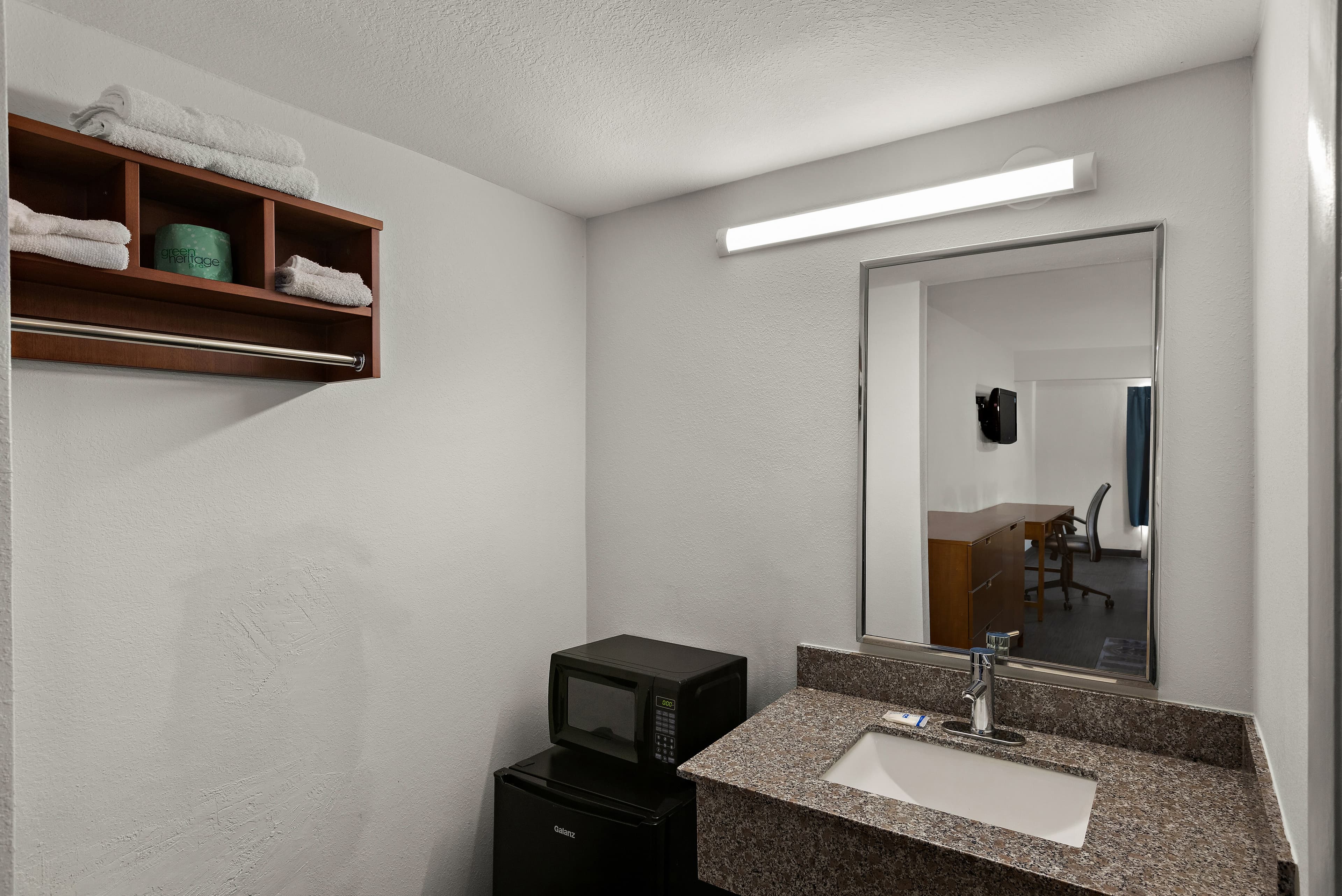 Rodeway Inn Commerce — 7
