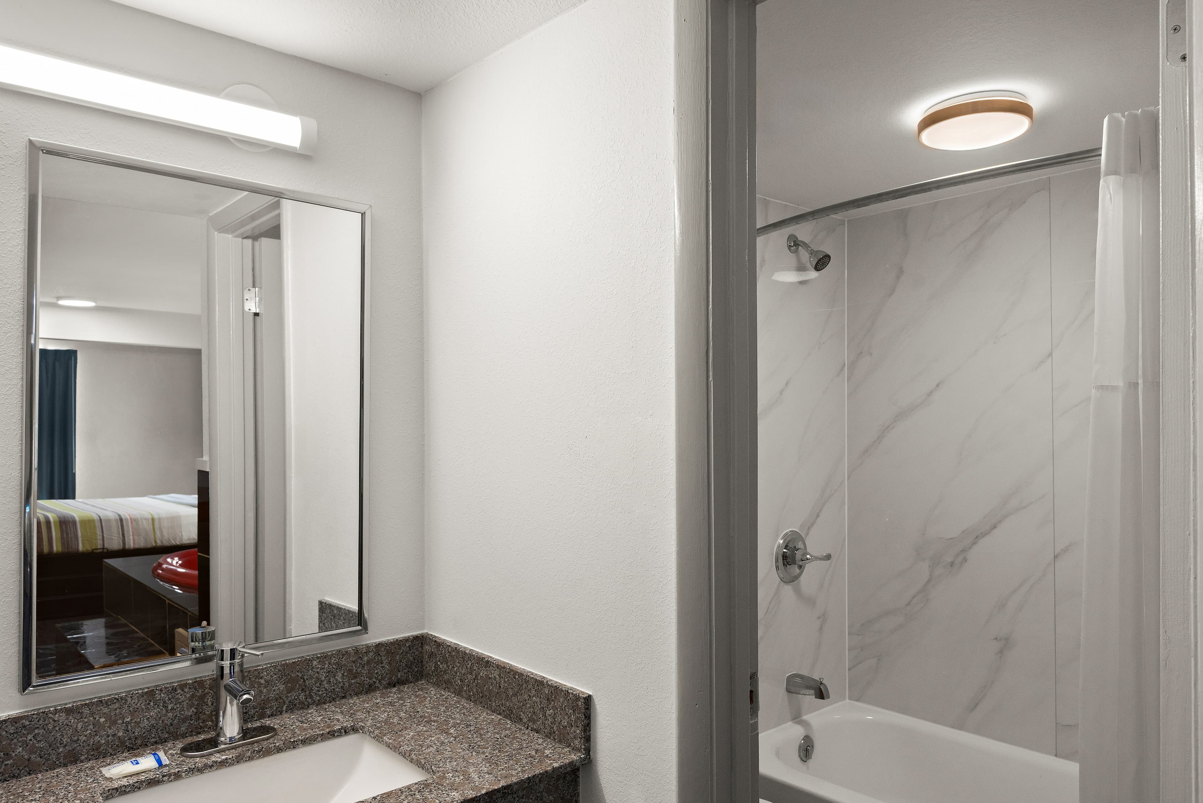 Rodeway Inn Commerce — 8
