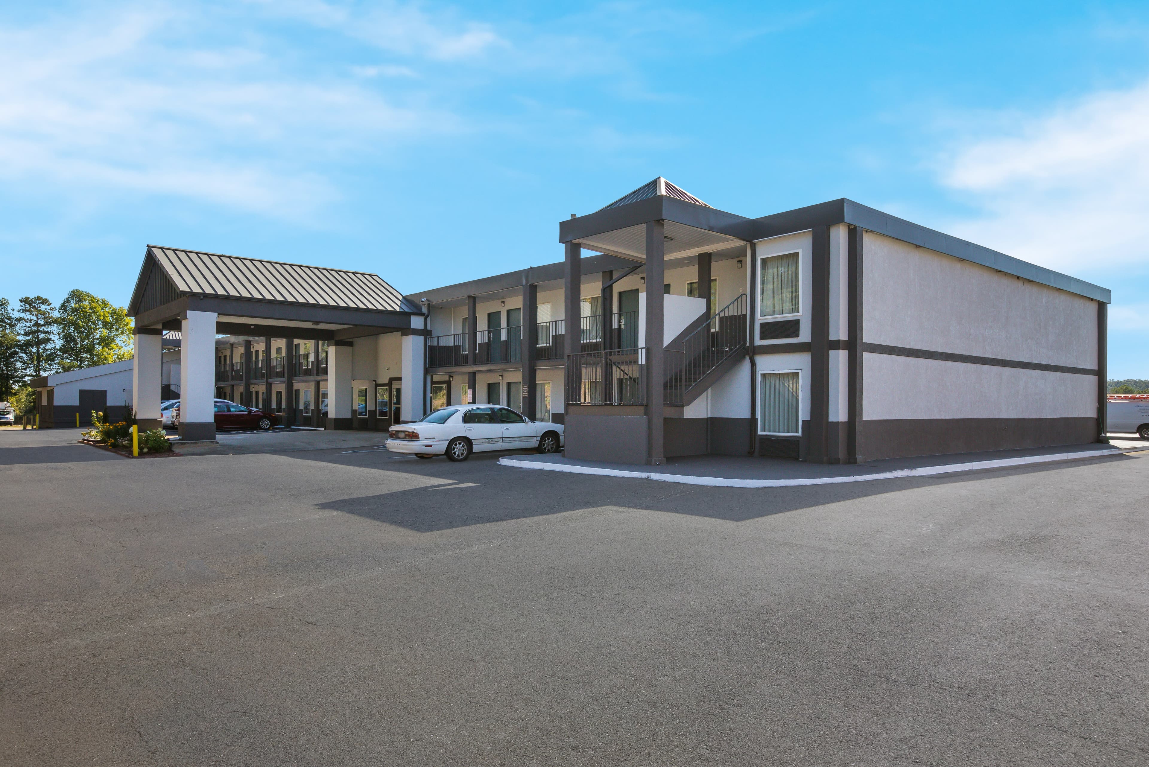 Rodeway Inn Commerce - Image 1