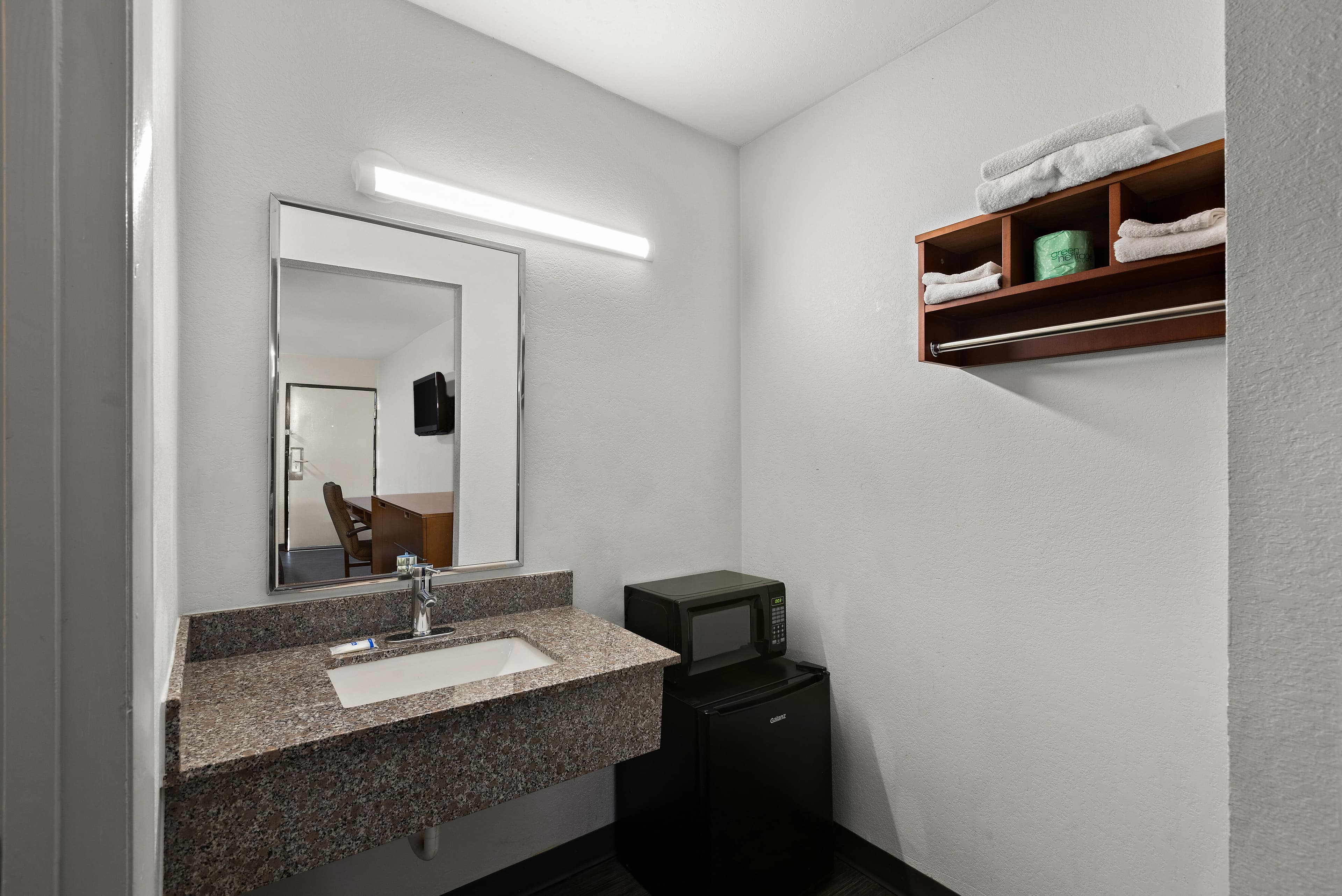 Rodeway Inn Commerce — 16