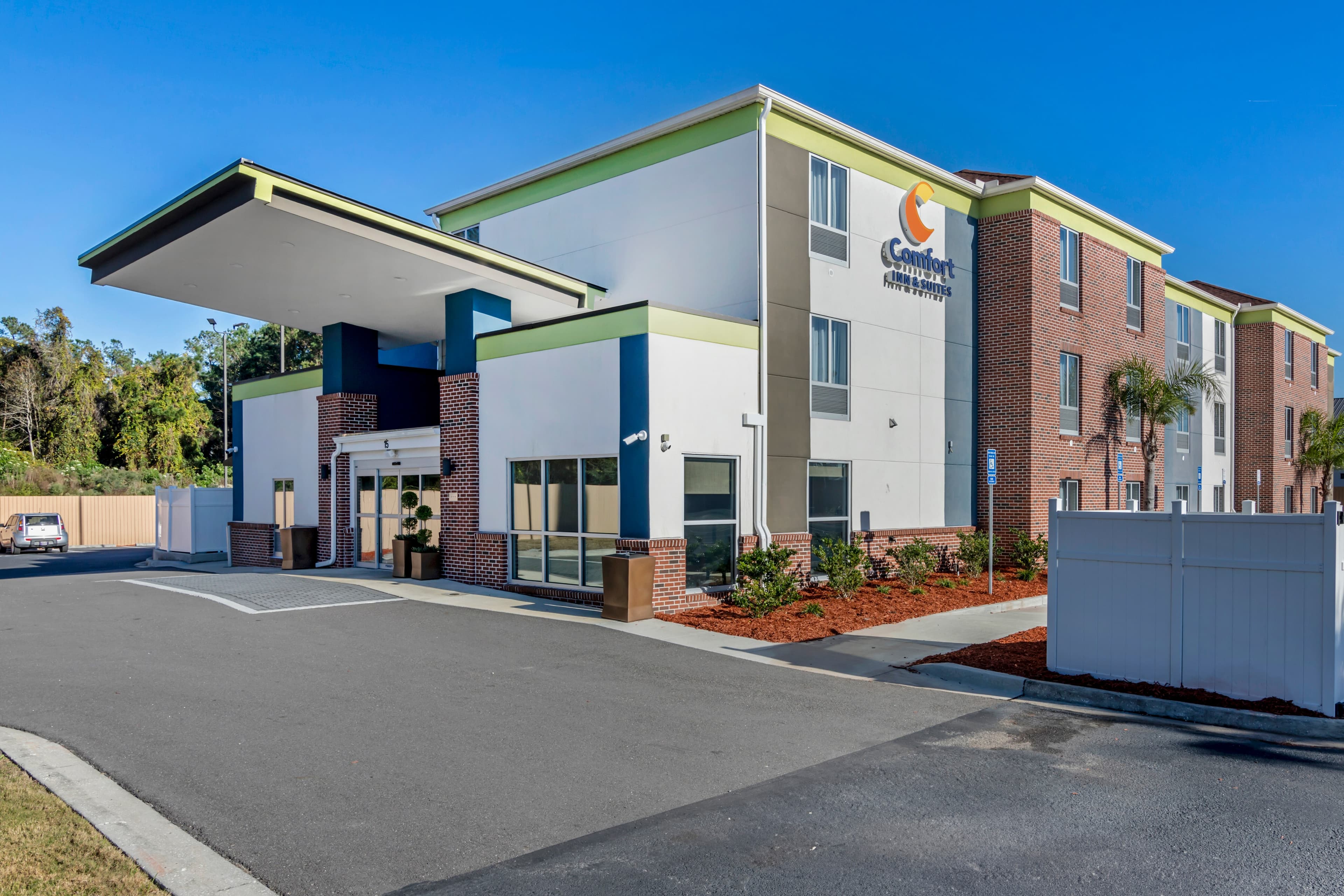 Comfort Inn & Suites Brunswick I-95 - Image 1