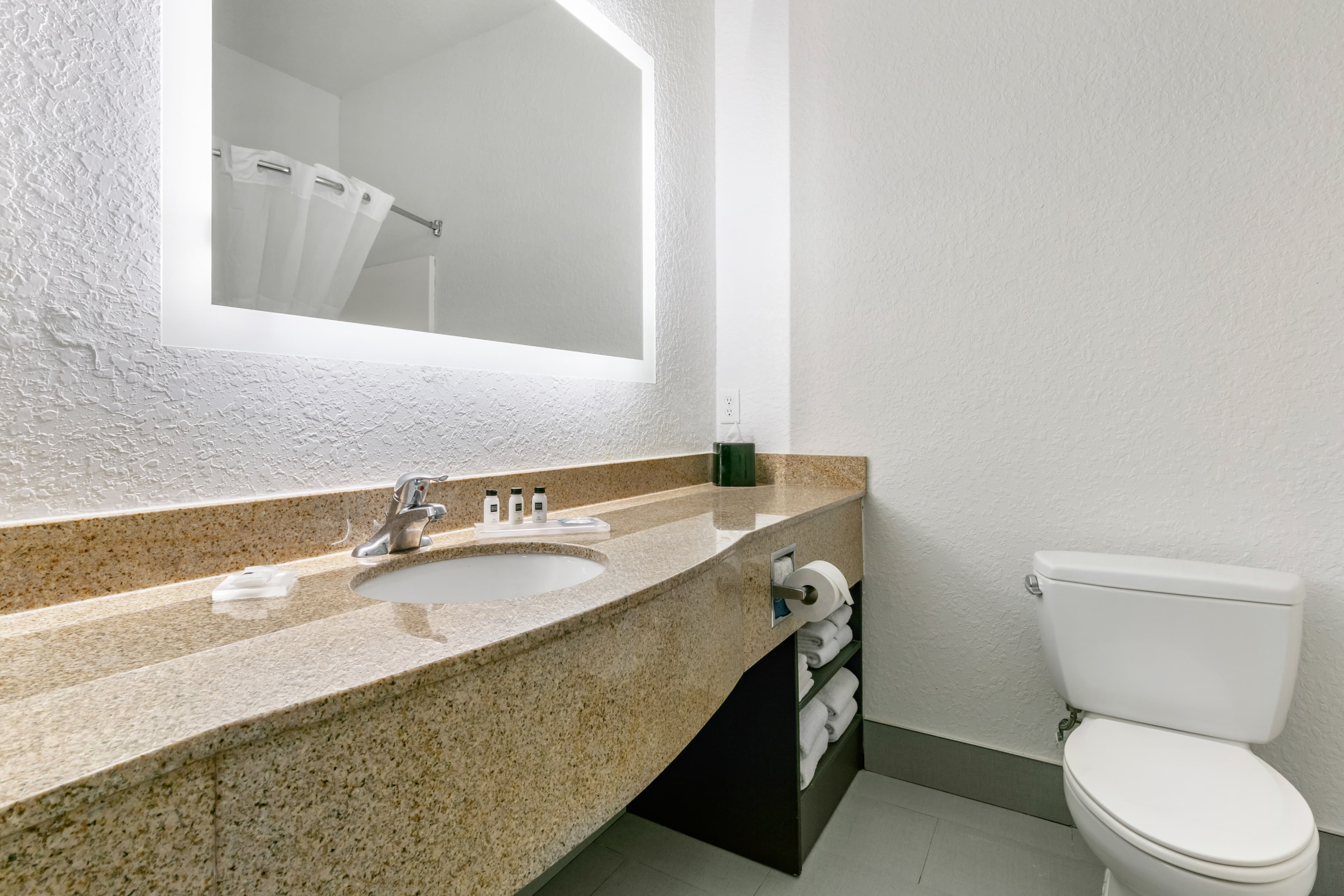 Clarion Pointe Columbus-Bradley Park — 17