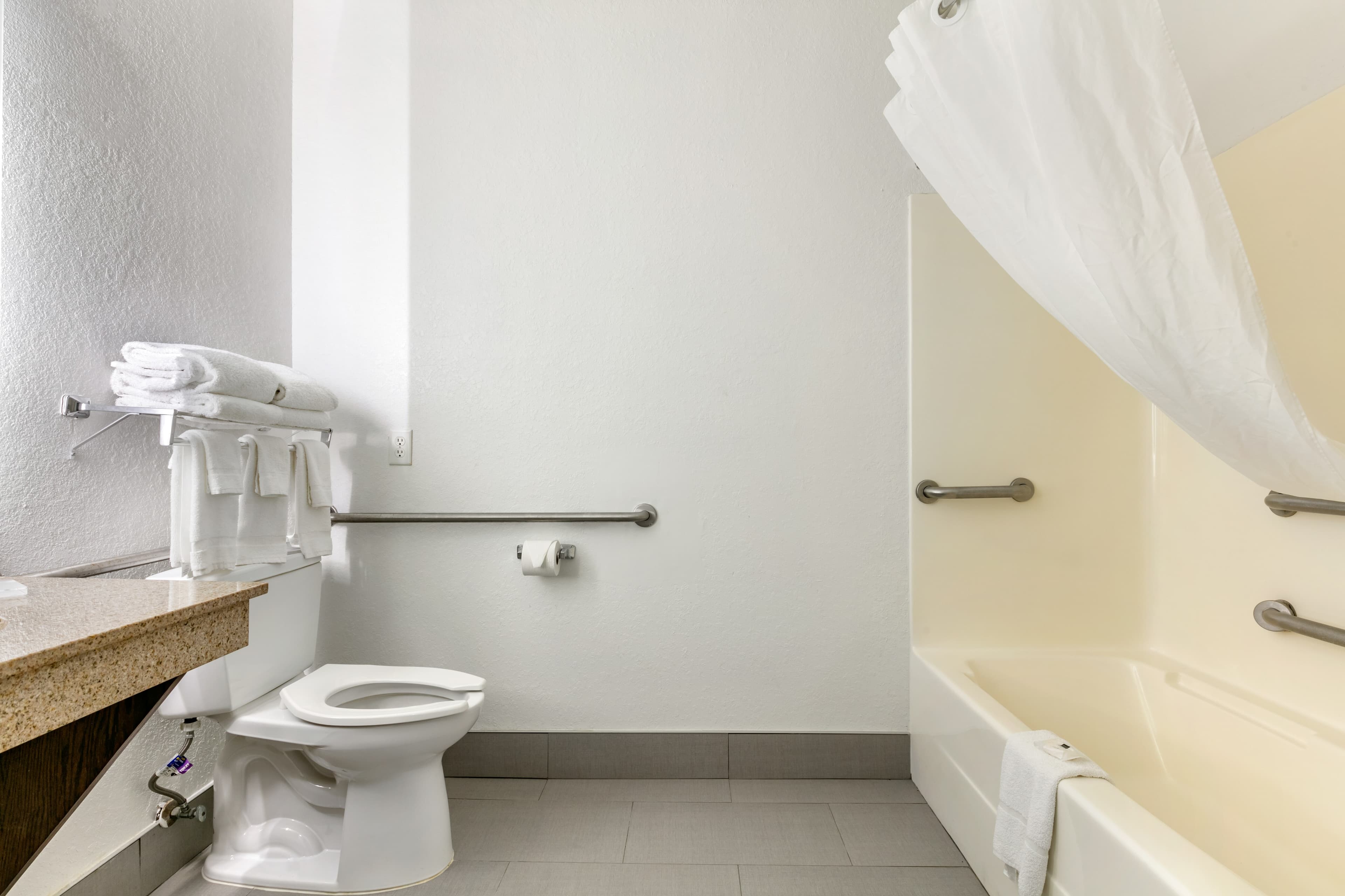 Clarion Pointe Columbus-Bradley Park - Image 2