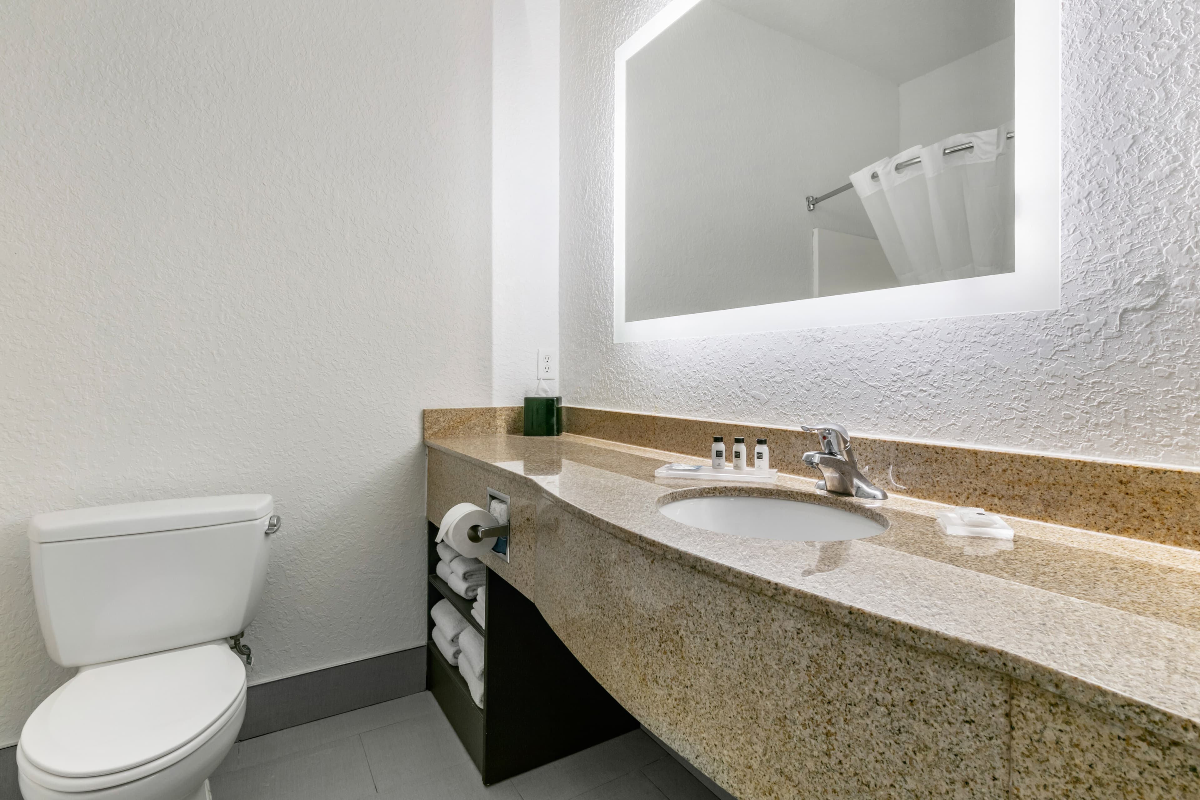 Clarion Pointe Columbus-Bradley Park — 25